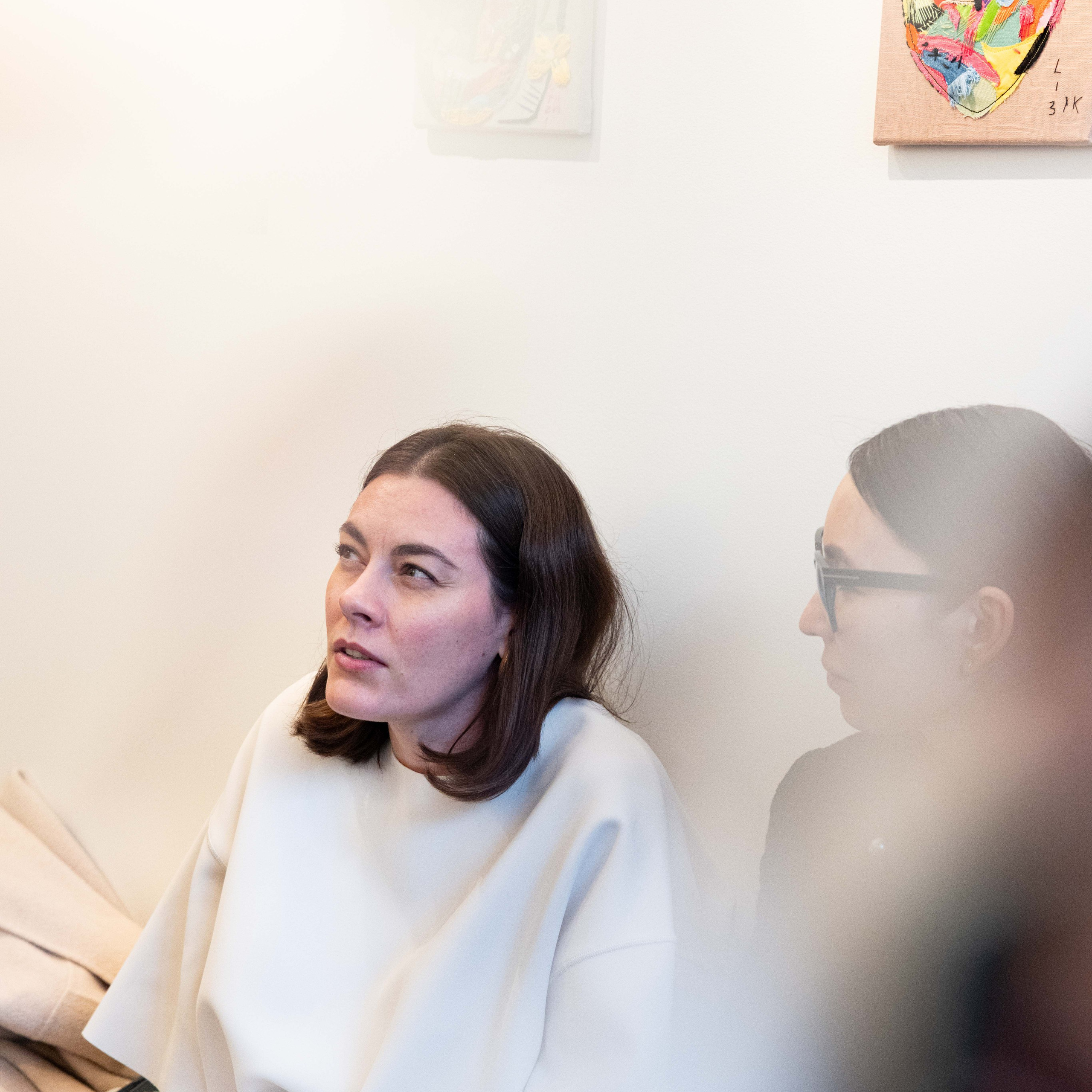 Une conférence sur le surréalisme dans l’espace Lampe. Photographe à Paris