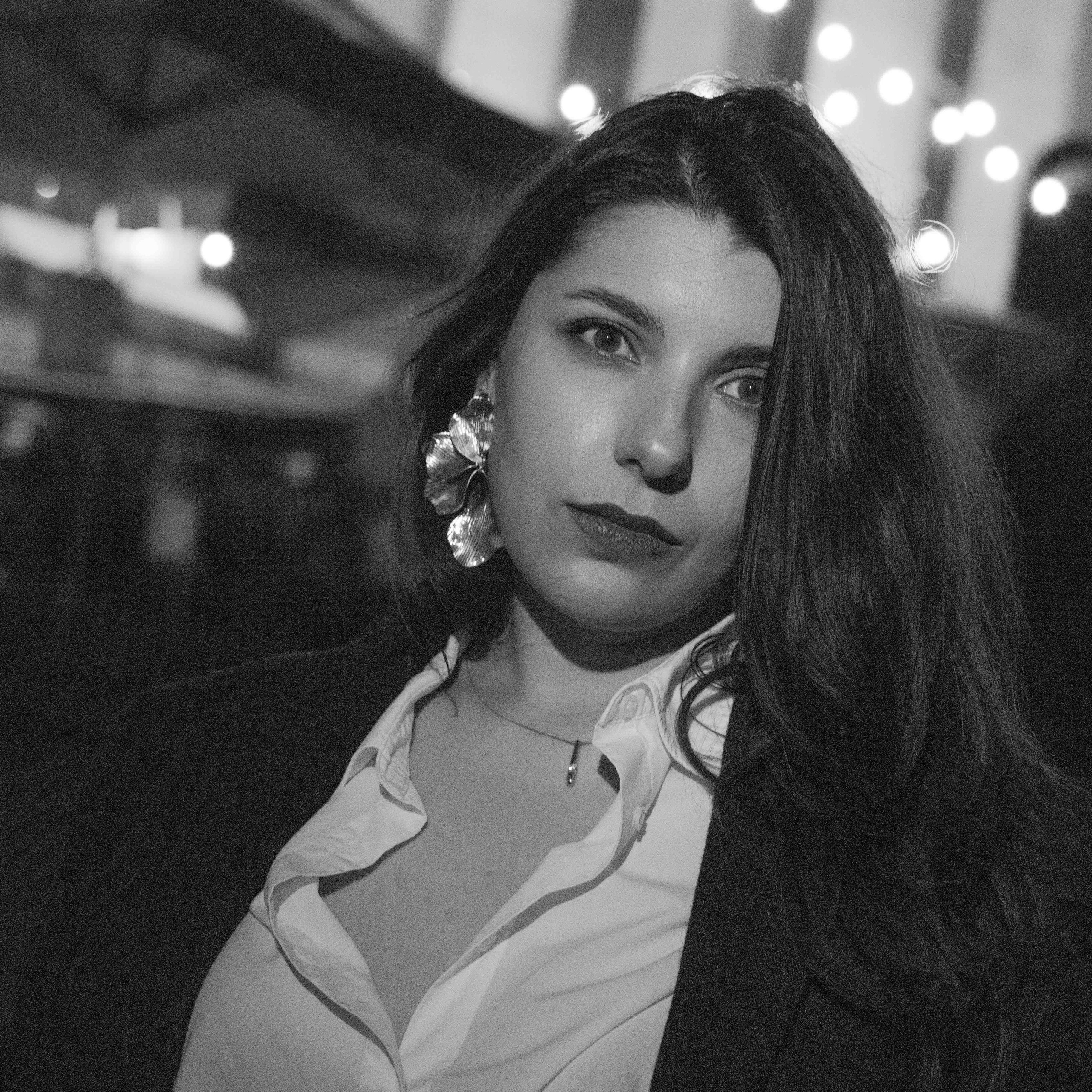 Séance photo personnelle d’Amina au Palais de Tokyo. Photographe à Paris