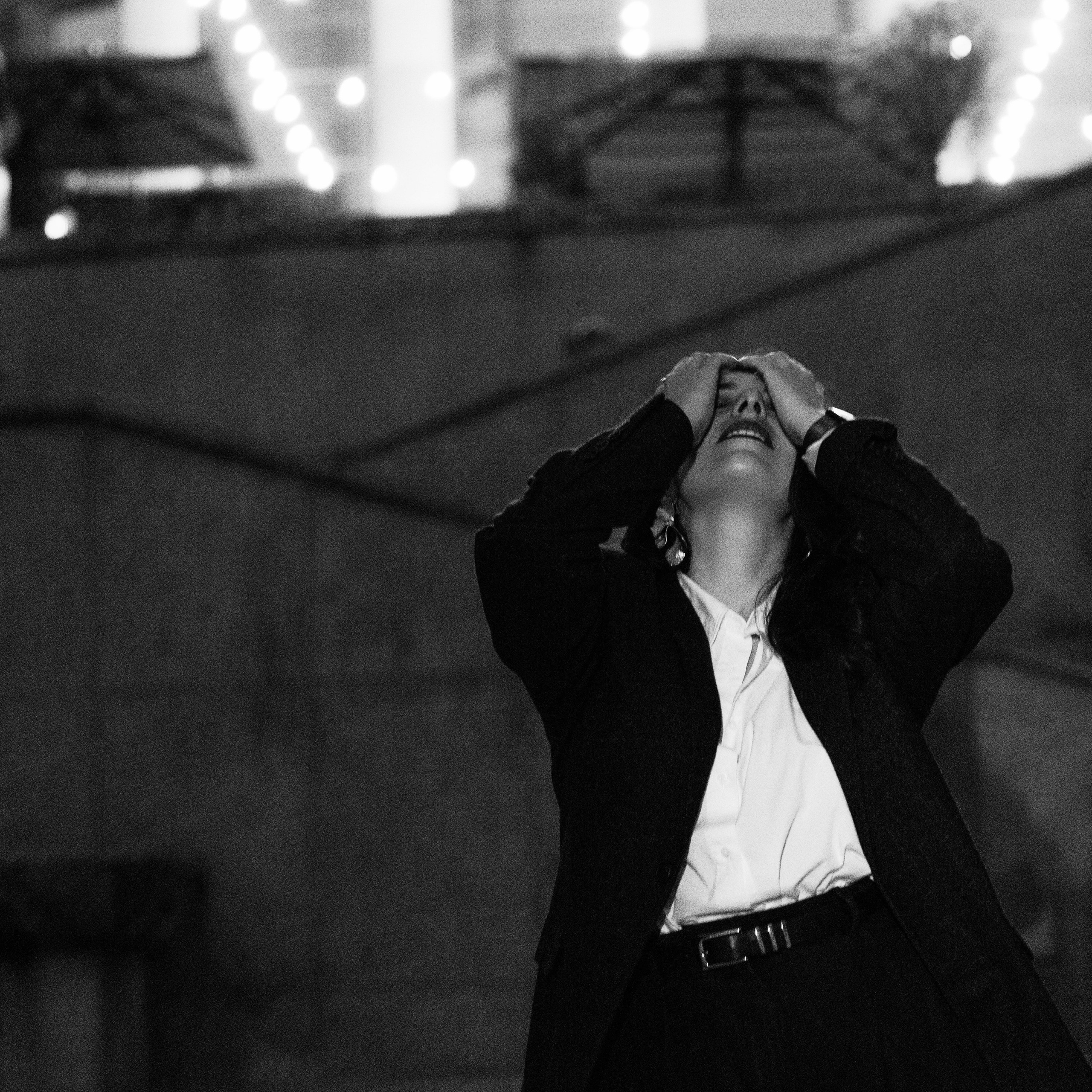 Séance photo personnelle d’Amina au Palais de Tokyo. Photographe à Paris