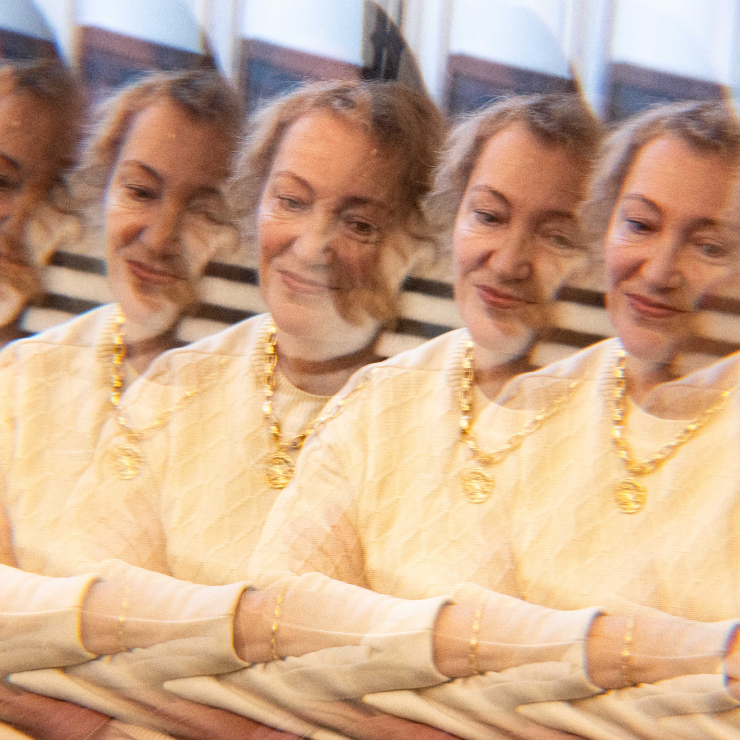 Une conférence sur le surréalisme dans l’espace Lampe. Photographe à Paris