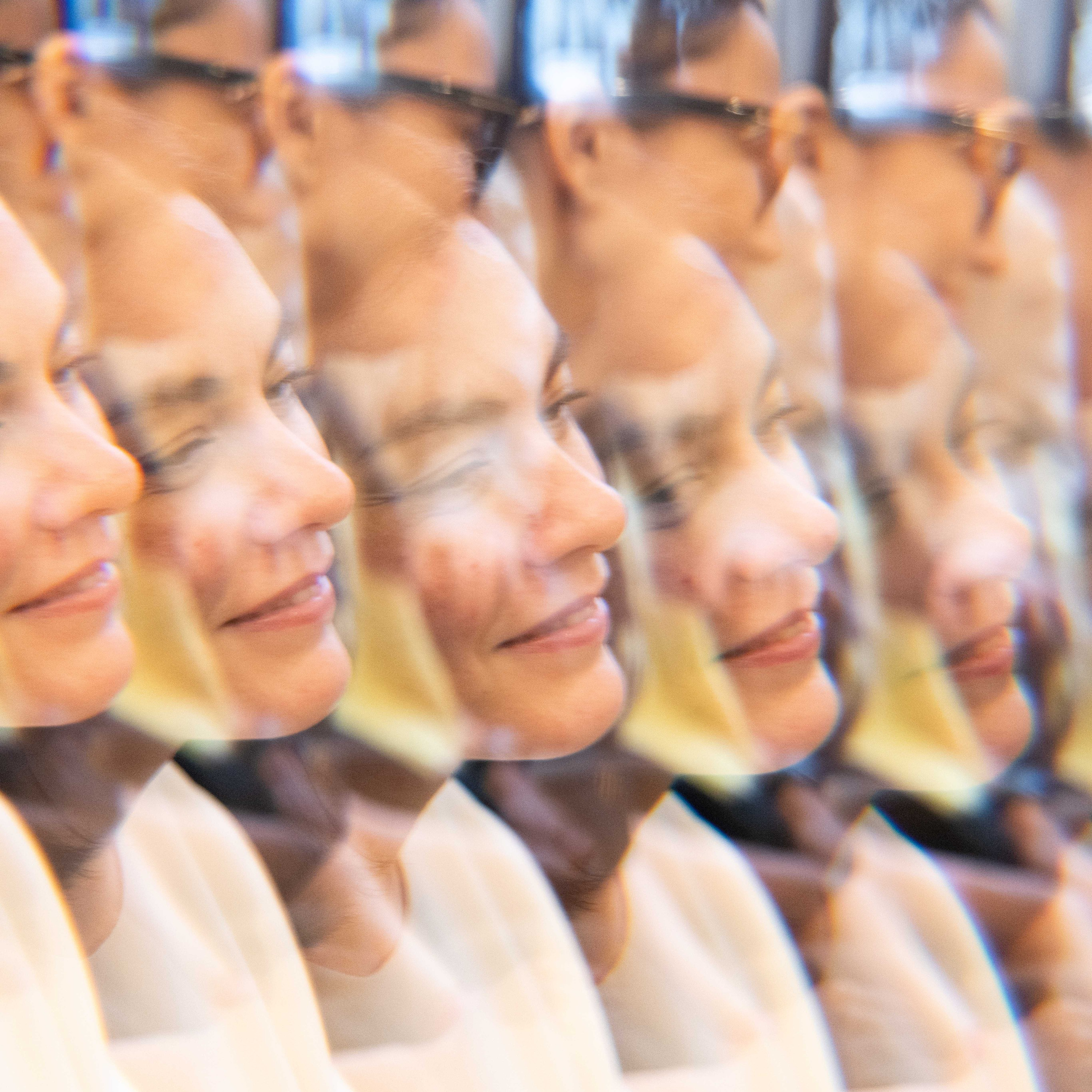 Une conférence sur le surréalisme dans l’espace Lampe. Photographe à Paris