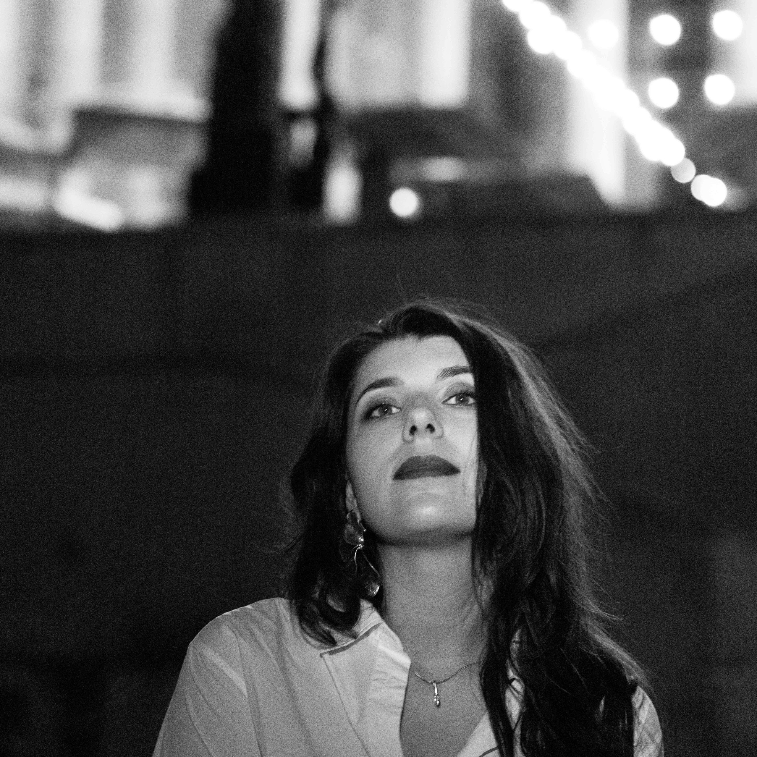 Séance photo personnelle d’Amina au Palais de Tokyo. Photographe à Paris