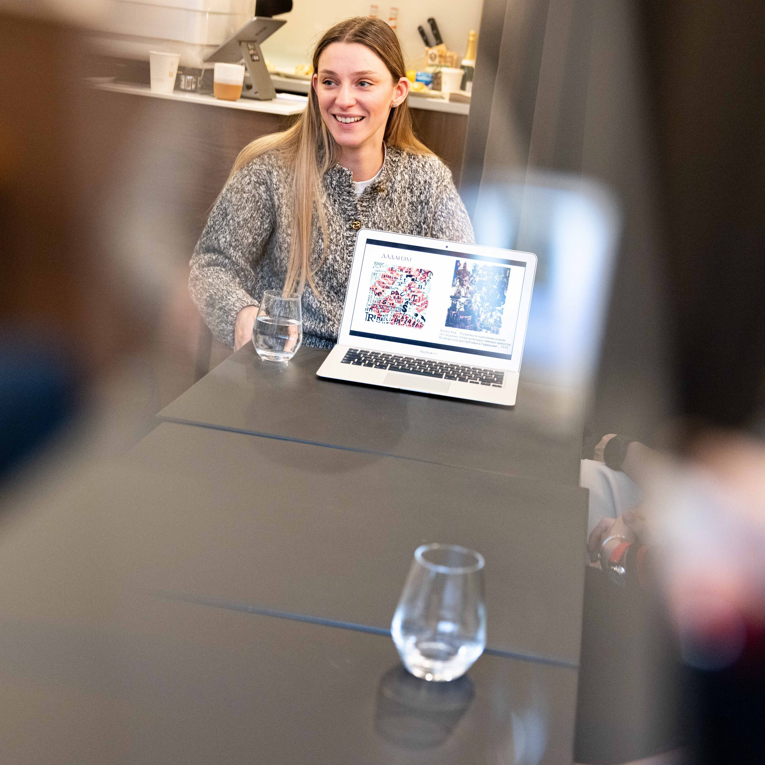 Une conférence sur le surréalisme dans l’espace Lampe. Photographe à Paris