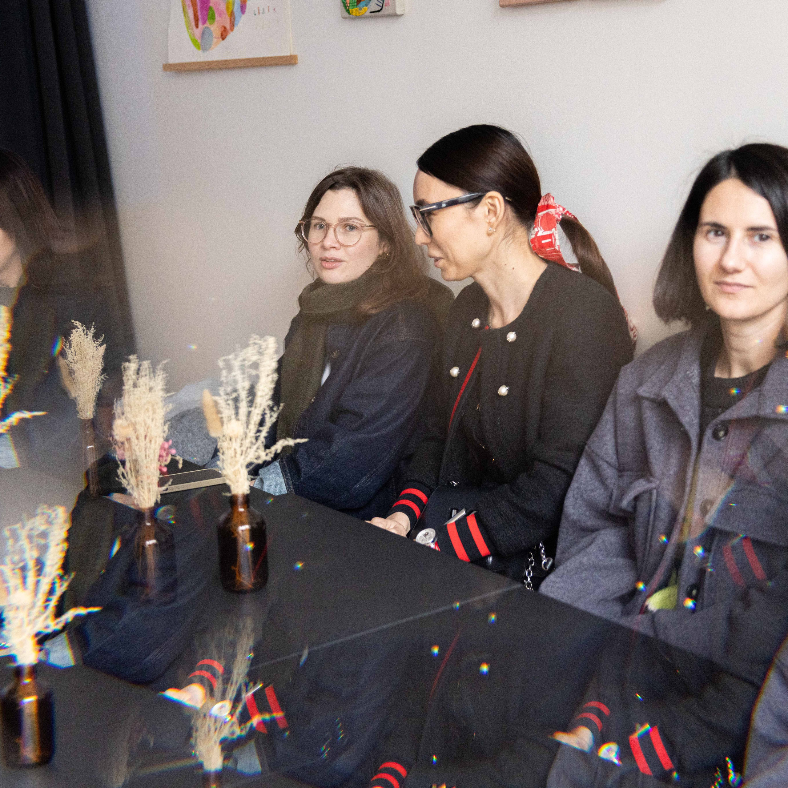 Une conférence sur le surréalisme dans l’espace Lampe. Photographe à Paris