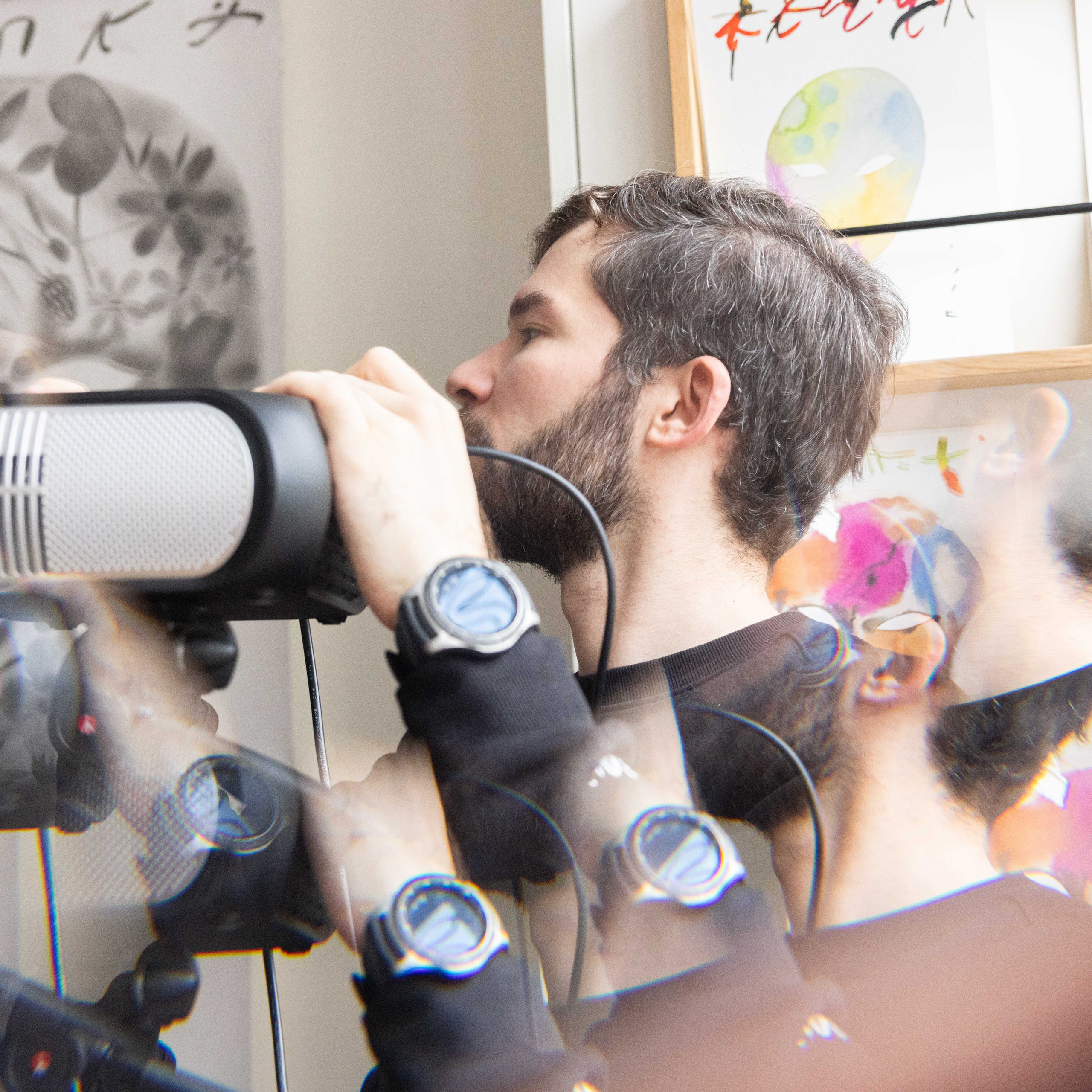 Une conférence sur le surréalisme dans l’espace Lampe. Photographe à Paris