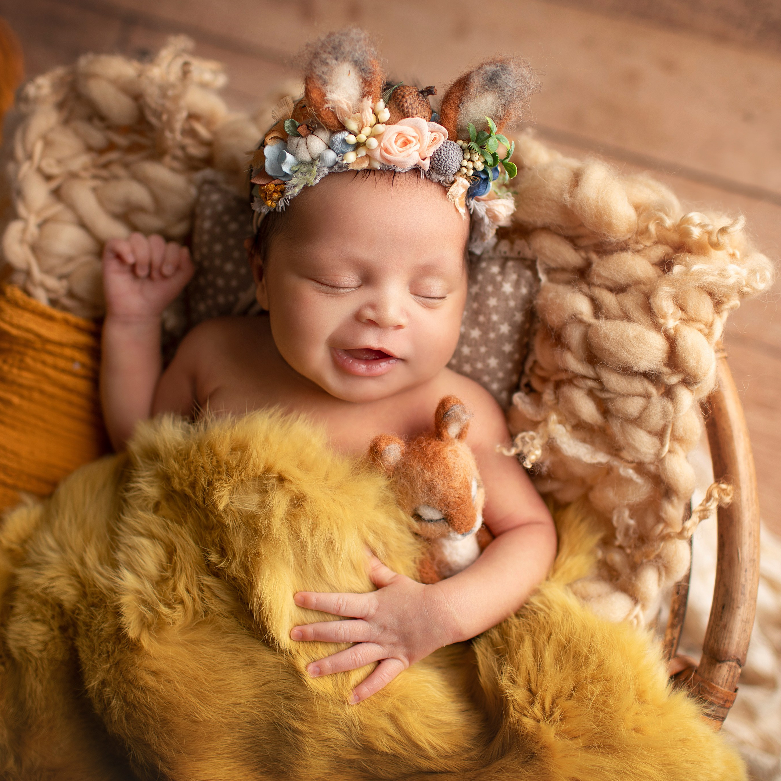 Nyfödda barn som ligger tätt tillsammans och ser fridfulla ut. Denna bild är idealisk för att marknadsföra tjänster inom nyfödda fotografering och babyfoto."