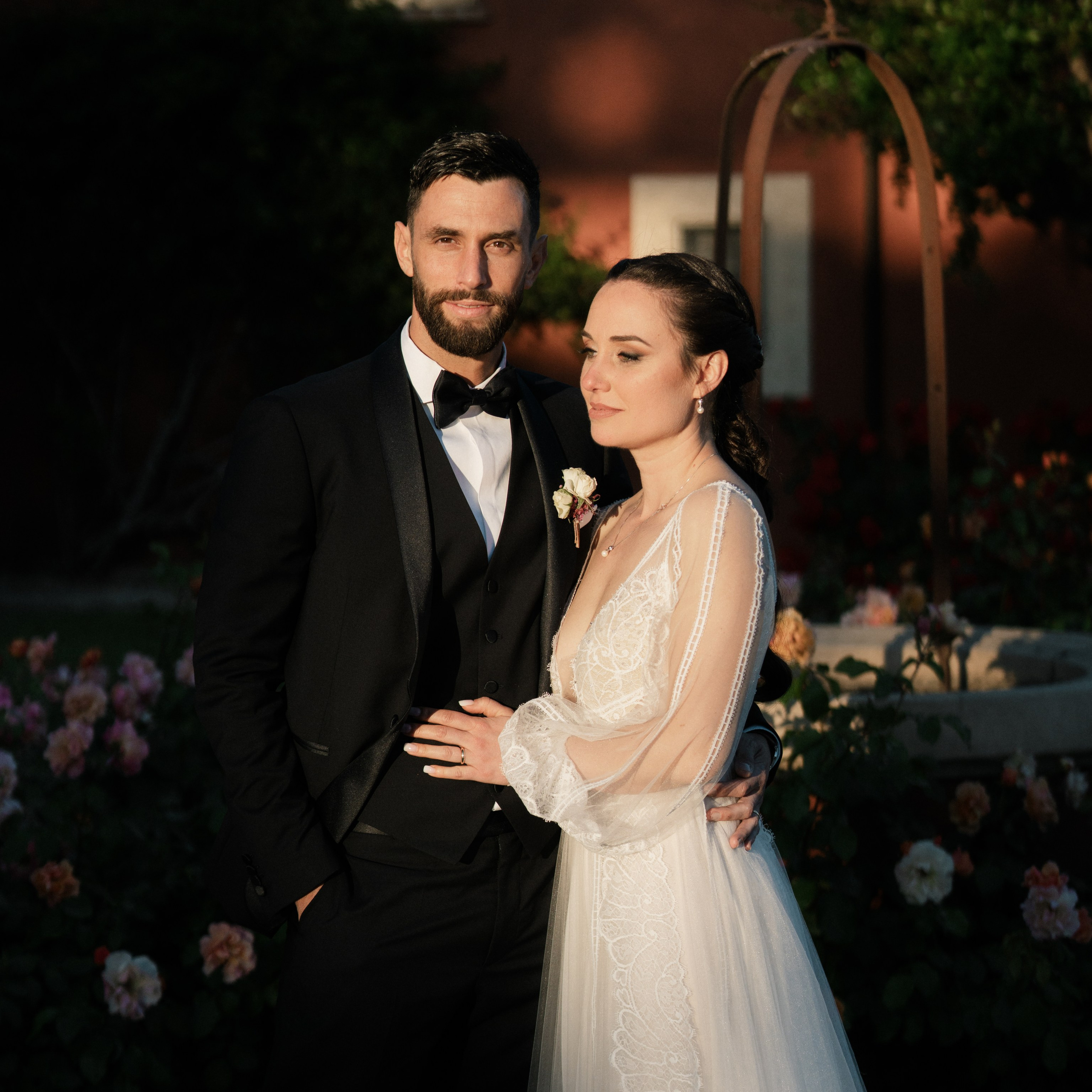 Bacio tra gli sposi tra le colline marchigiane — fotografo matrimoni Marche