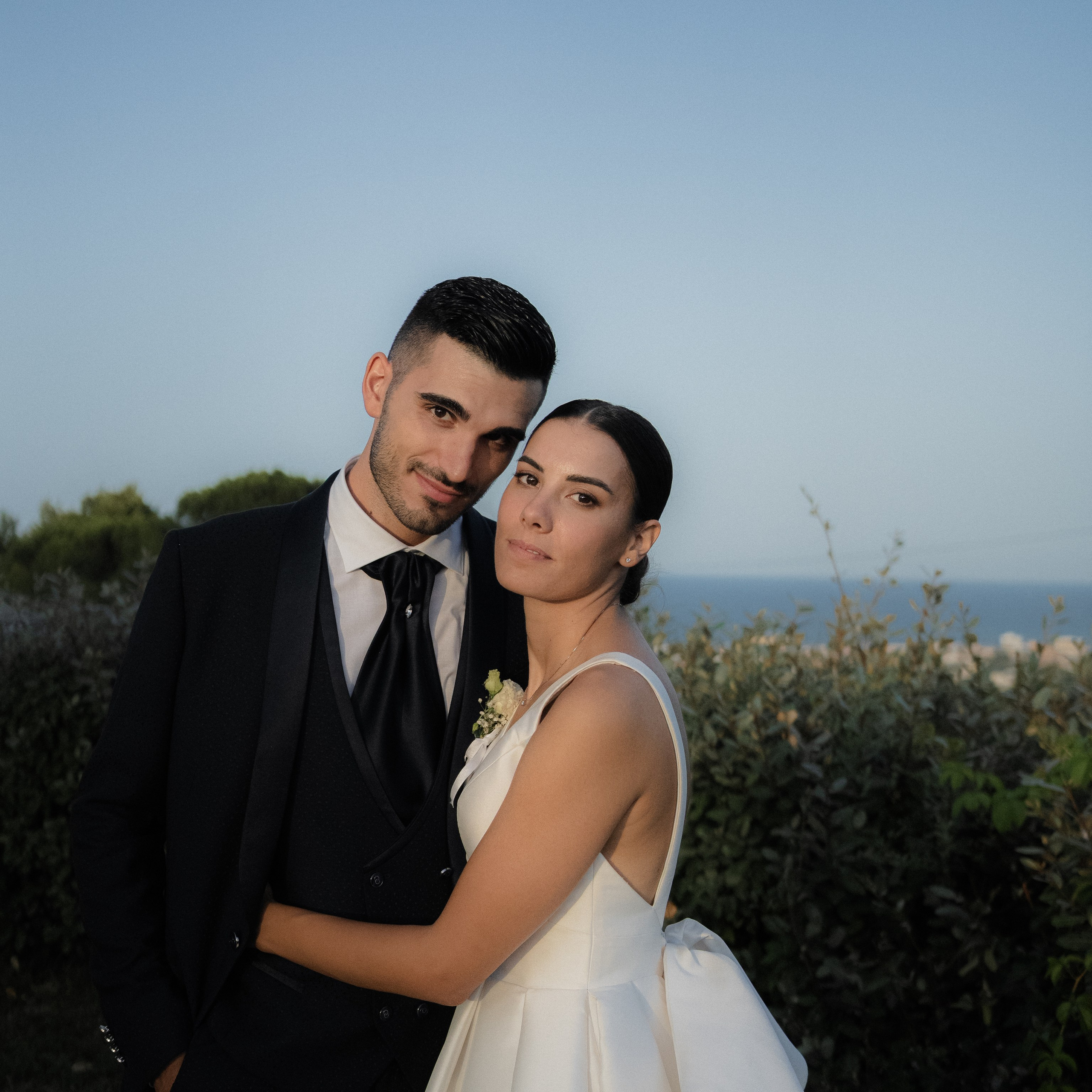 Bacio tra gli sposi tra le colline marchigiane — fotografo matrimoni Marche