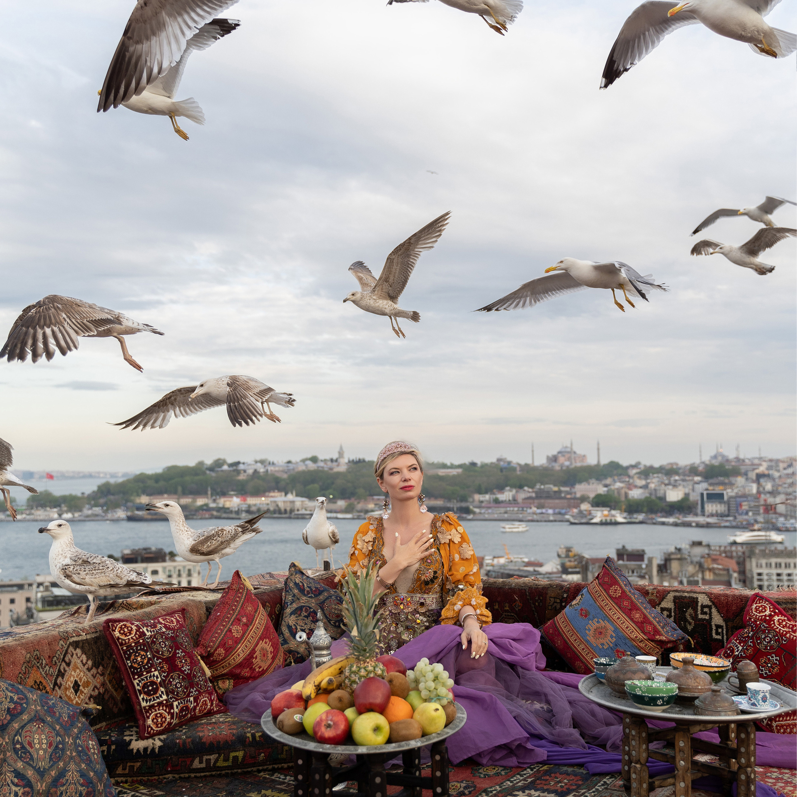 Фотосессия в Стамбуле. Фотограф в Стамбуле. Лайфстайл фотограф в Стамбуле Анатолий. Фотосессии на крышах с чайками