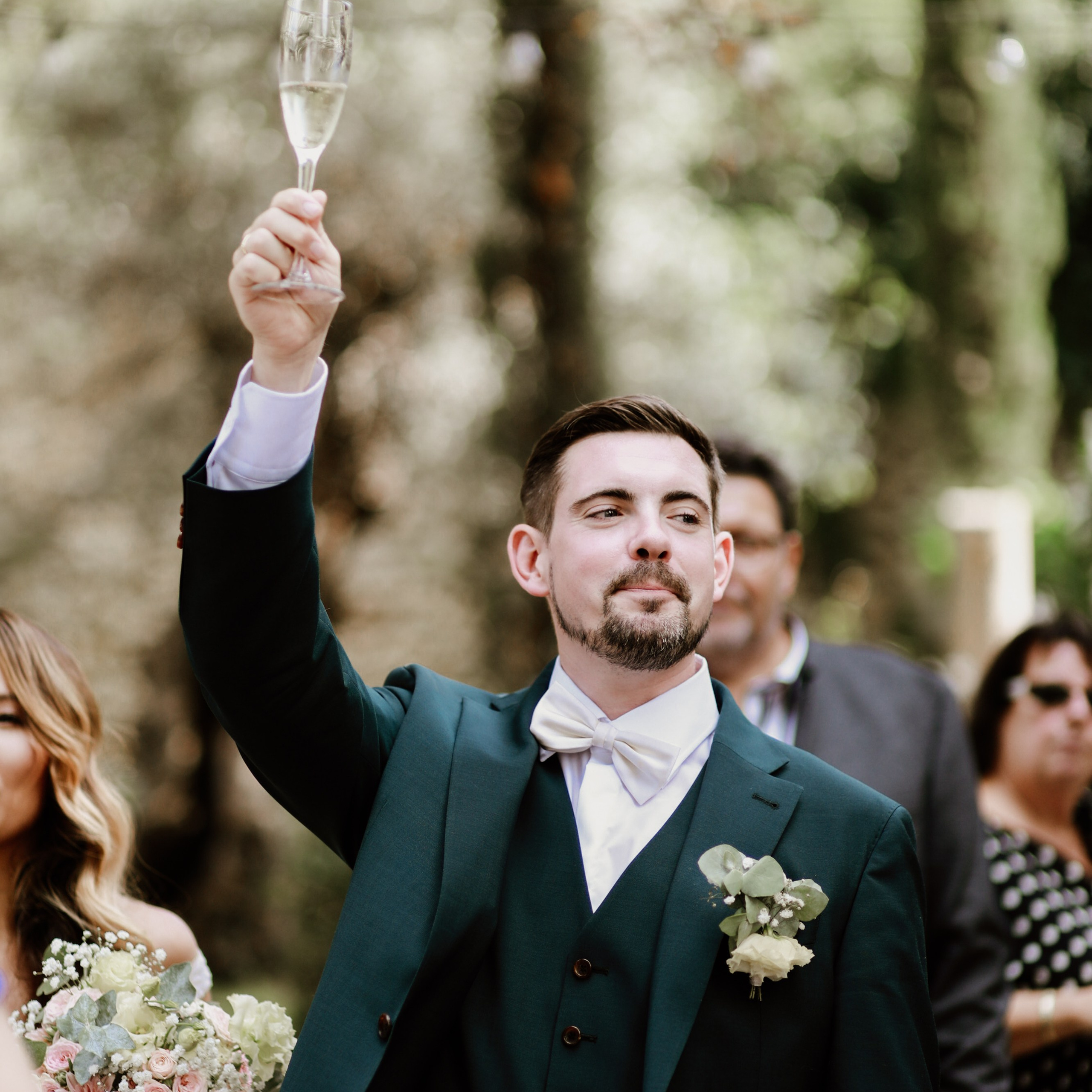 „Sanftes Abendlicht über Hochzeitspaar und Landschaft – Fine Art Wedding“. “Soft evening light over wedding couple and landscape – fine art wedding” 