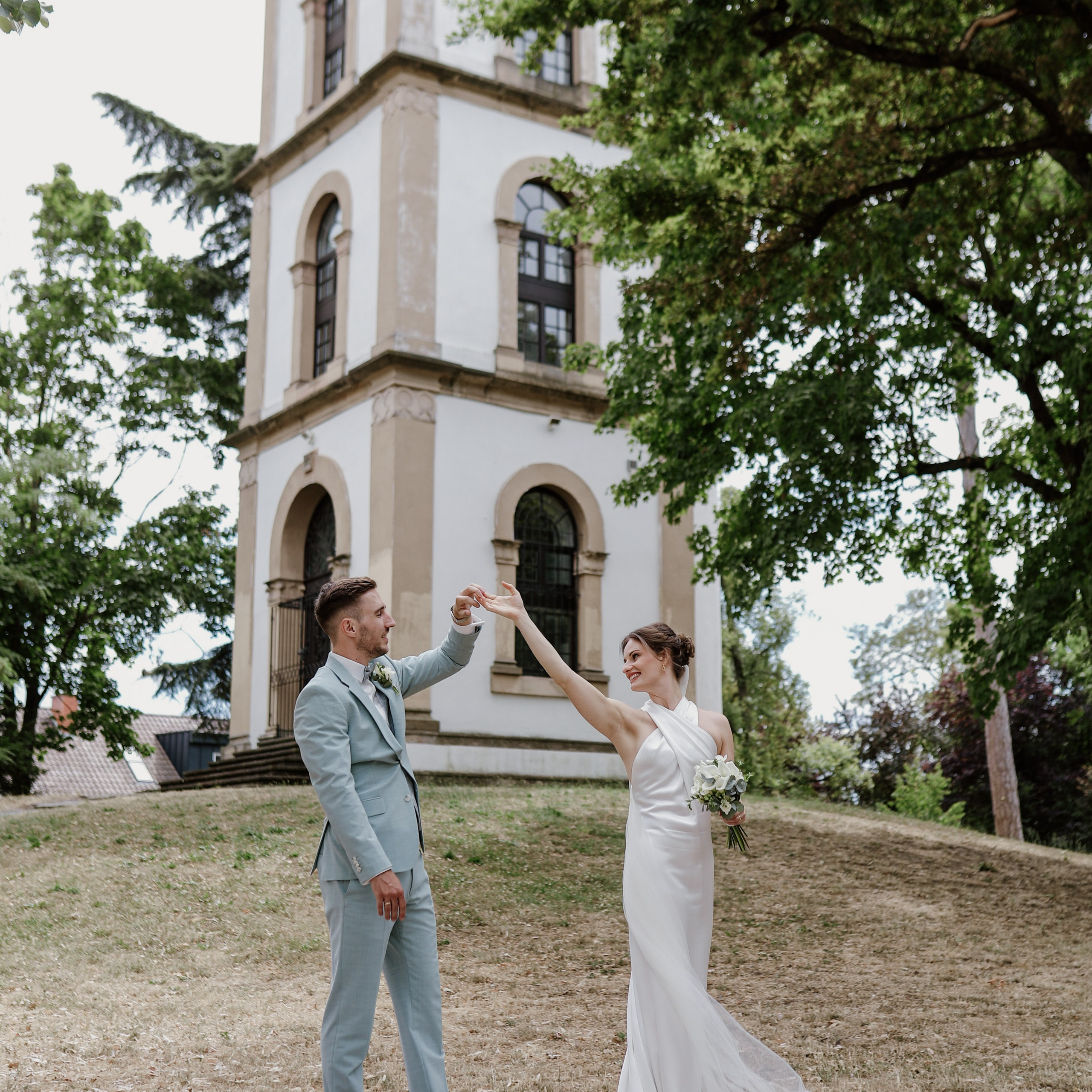 Brautpaar vor dem Schlösschen Limburgerhof – romantische Hochzeitsfotos Pfalz