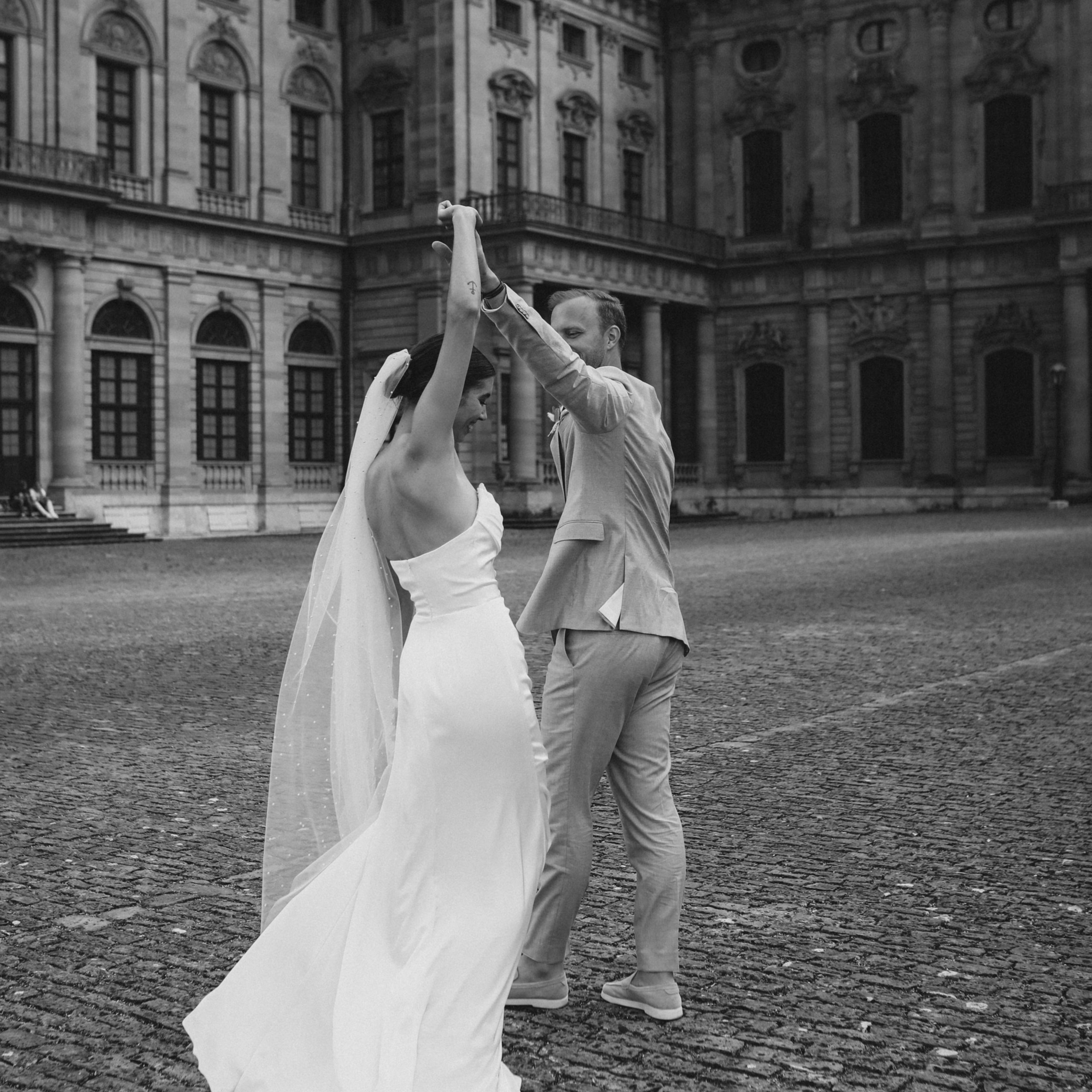 Glücklicher Moment des Brautpaares in der Würzburger Residenz