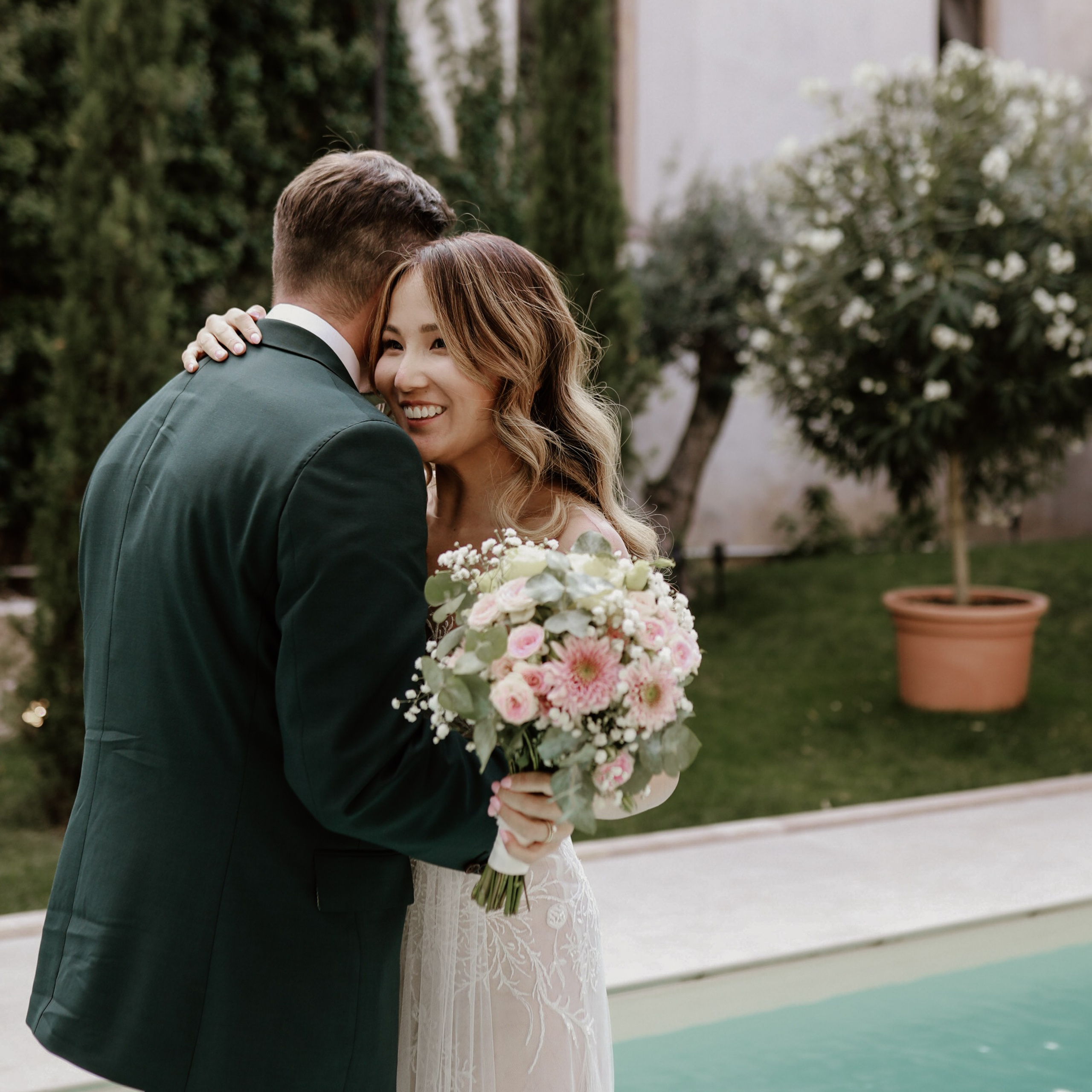 Brautpaar im goldenen Licht im Morrhof – Fine Art Hochzeit