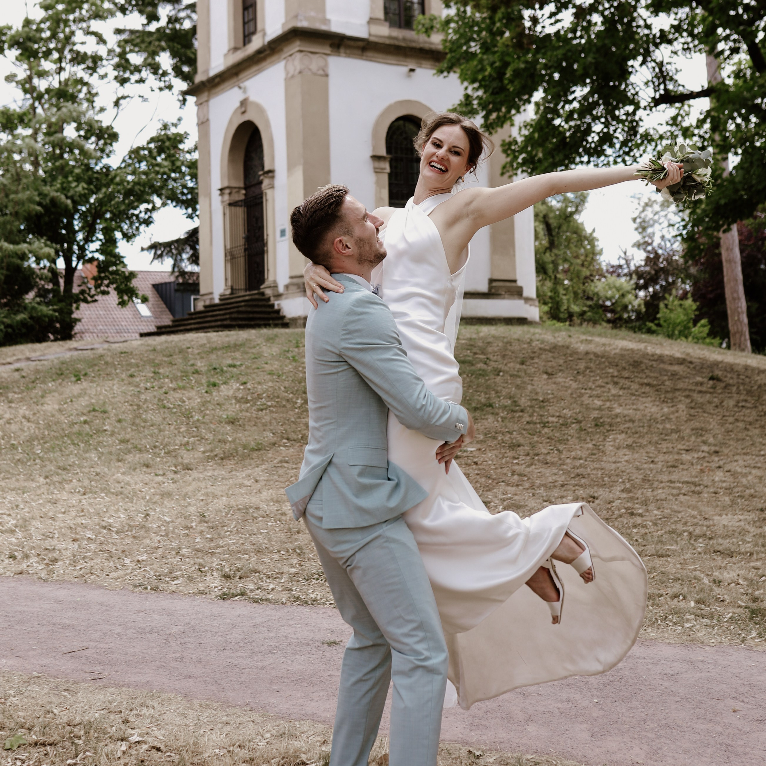 Brautpaar vor dem Schlösschen Limburgerhof – romantische Hochzeitsfotos Pfalz