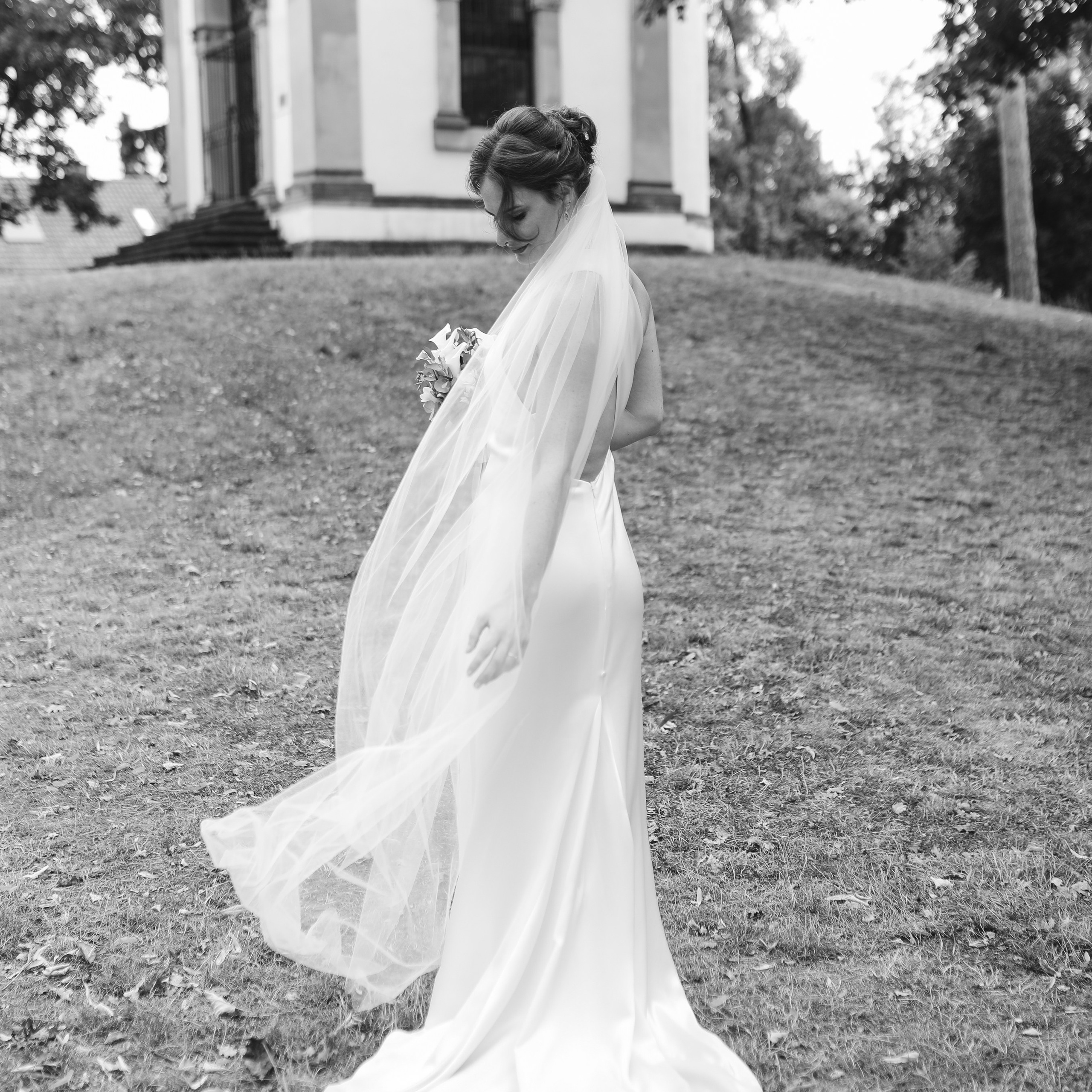 Brautpaar vor dem Schlösschen Limburgerhof – romantische Hochzeitsfotos Pfalz