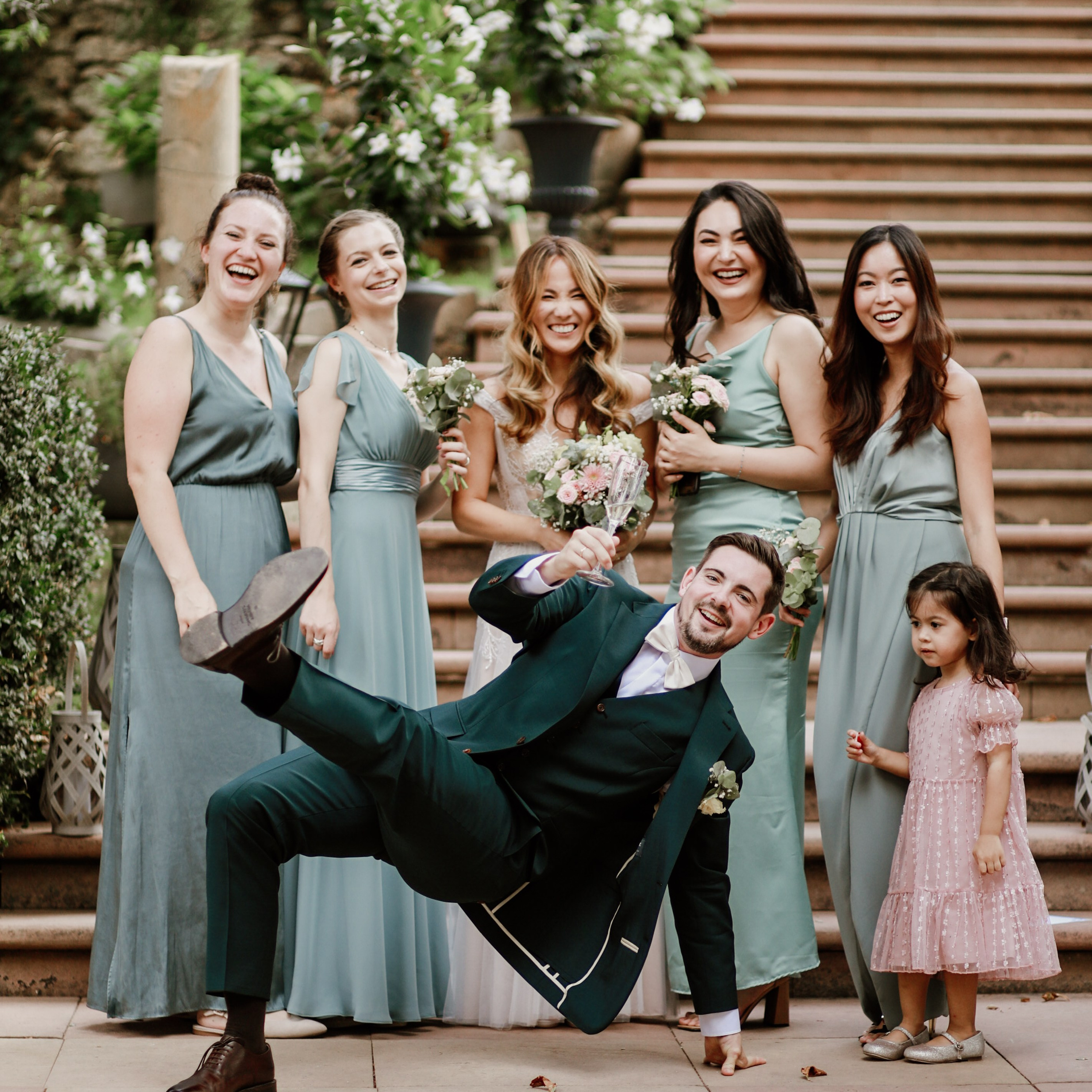 „Sanftes Abendlicht über Hochzeitspaar und Landschaft – Fine Art Wedding“. “Soft evening light over wedding couple and landscape – fine art wedding”