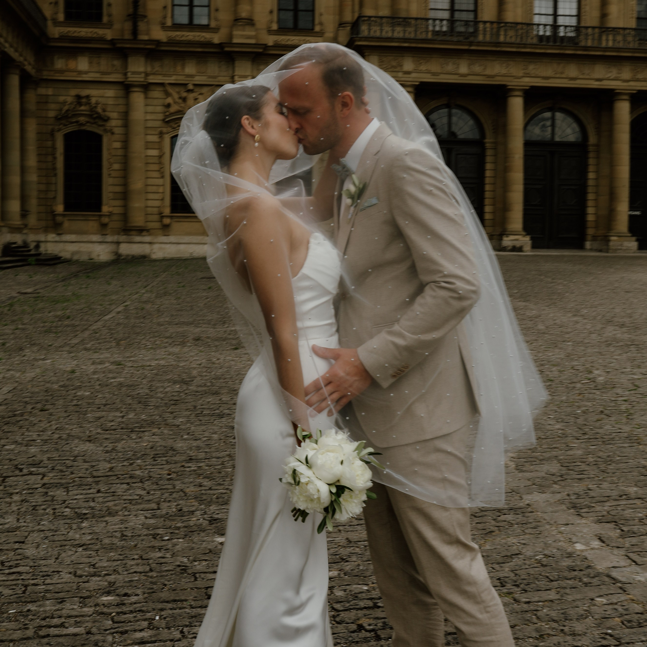 Glücklicher Moment des Brautpaares in der Würzburger Residenz