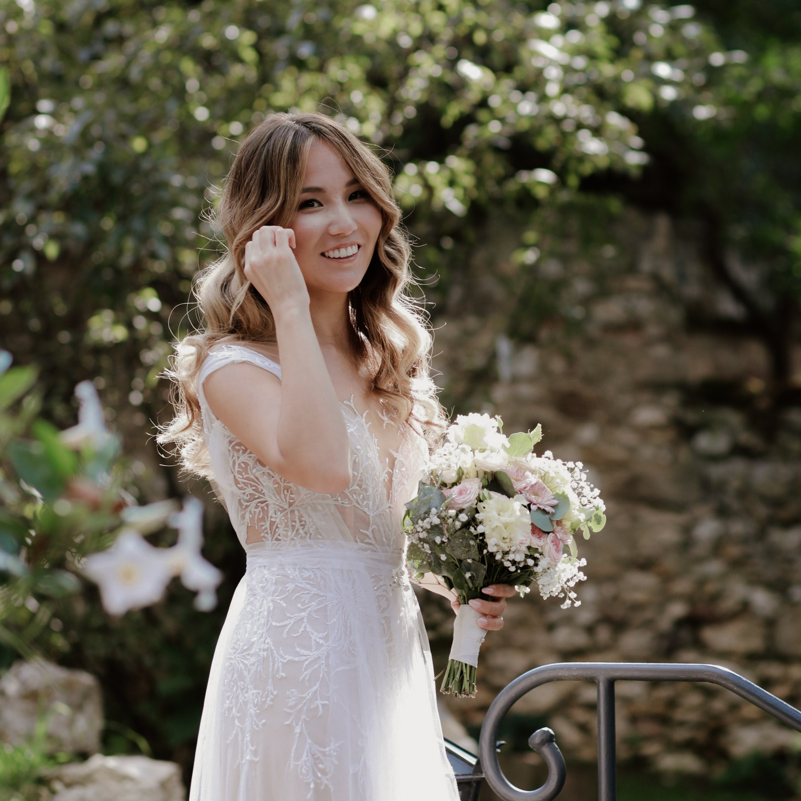 „Sanftes Abendlicht über Hochzeitspaar und Landschaft – Fine Art Wedding“. “Soft evening light over wedding couple and landscape – fine art wedding”