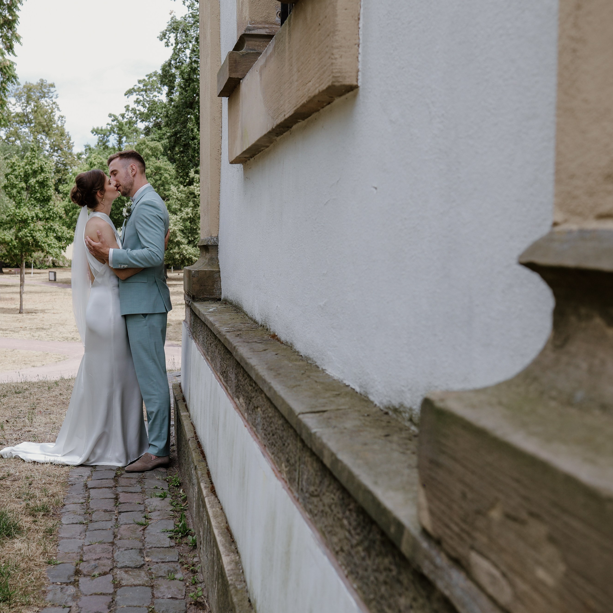 Brautpaar vor dem Schlösschen Limburgerhof – romantische Hochzeitsfotos Pfalz