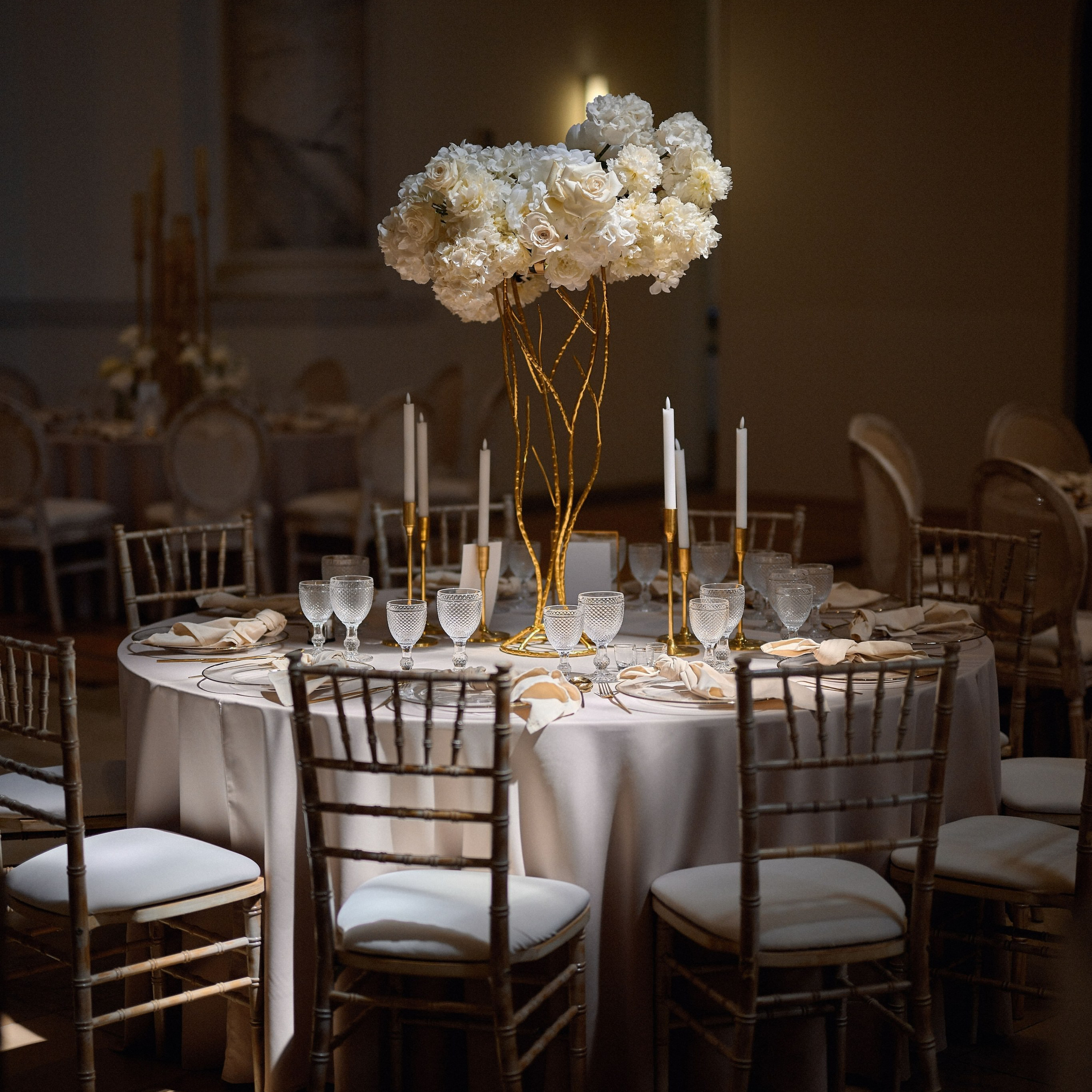 Luxuriöse Tischdekoration bei einer Hochzeit im Kloster Erlenbad – goldene Details & florale Arrangements von Wedding Planner Linda Helbling.
