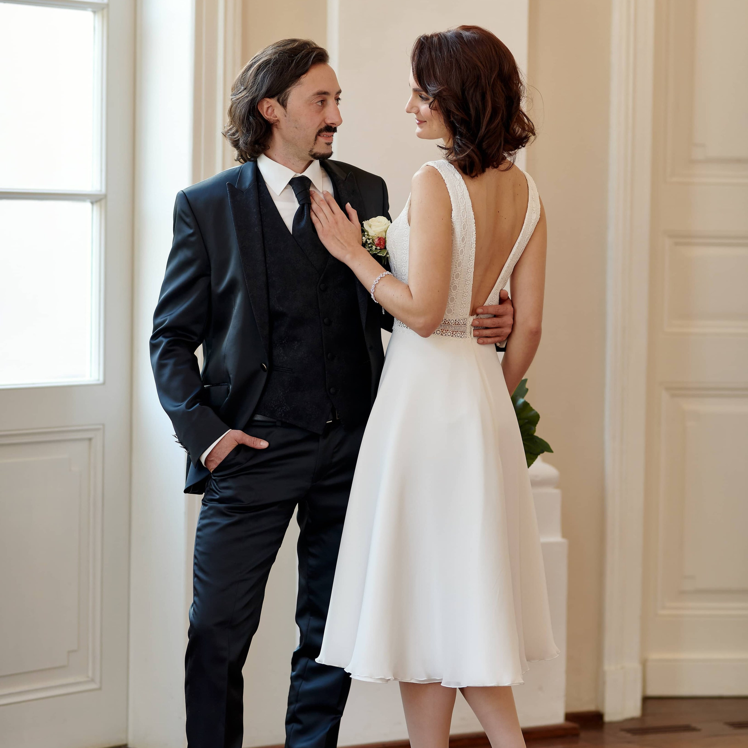 Standesamtliche Hochzeit in der Villa Eugenia Hechingen, Katja und Alexej beim Brautpaarshooting im historischen Innenraum