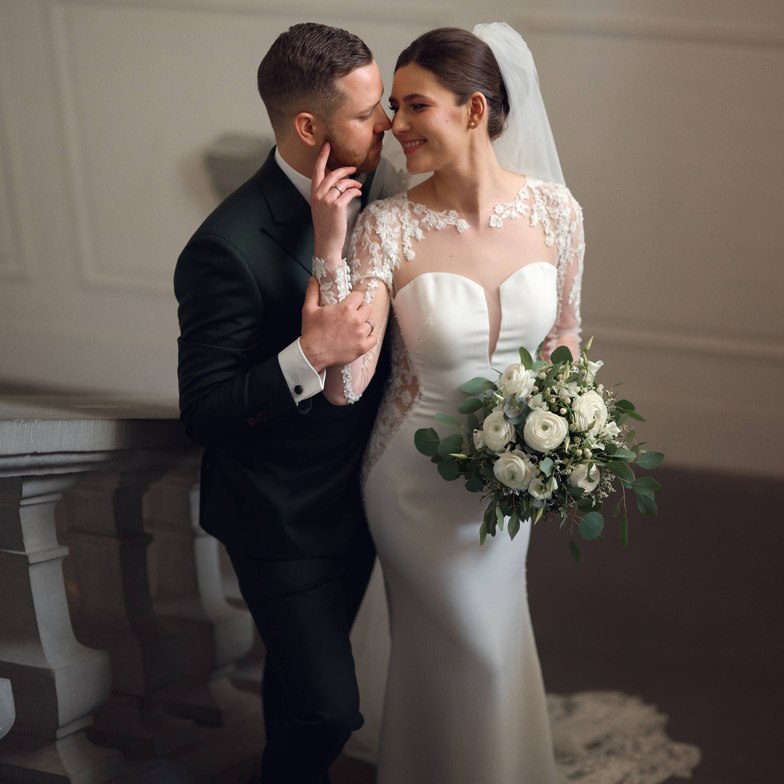 Romantischer Hochzeitstag im Schloss Aulendorf – Daniel & Selina in innigem Moment auf der Treppe, festgehalten in klassischer Eleganz.