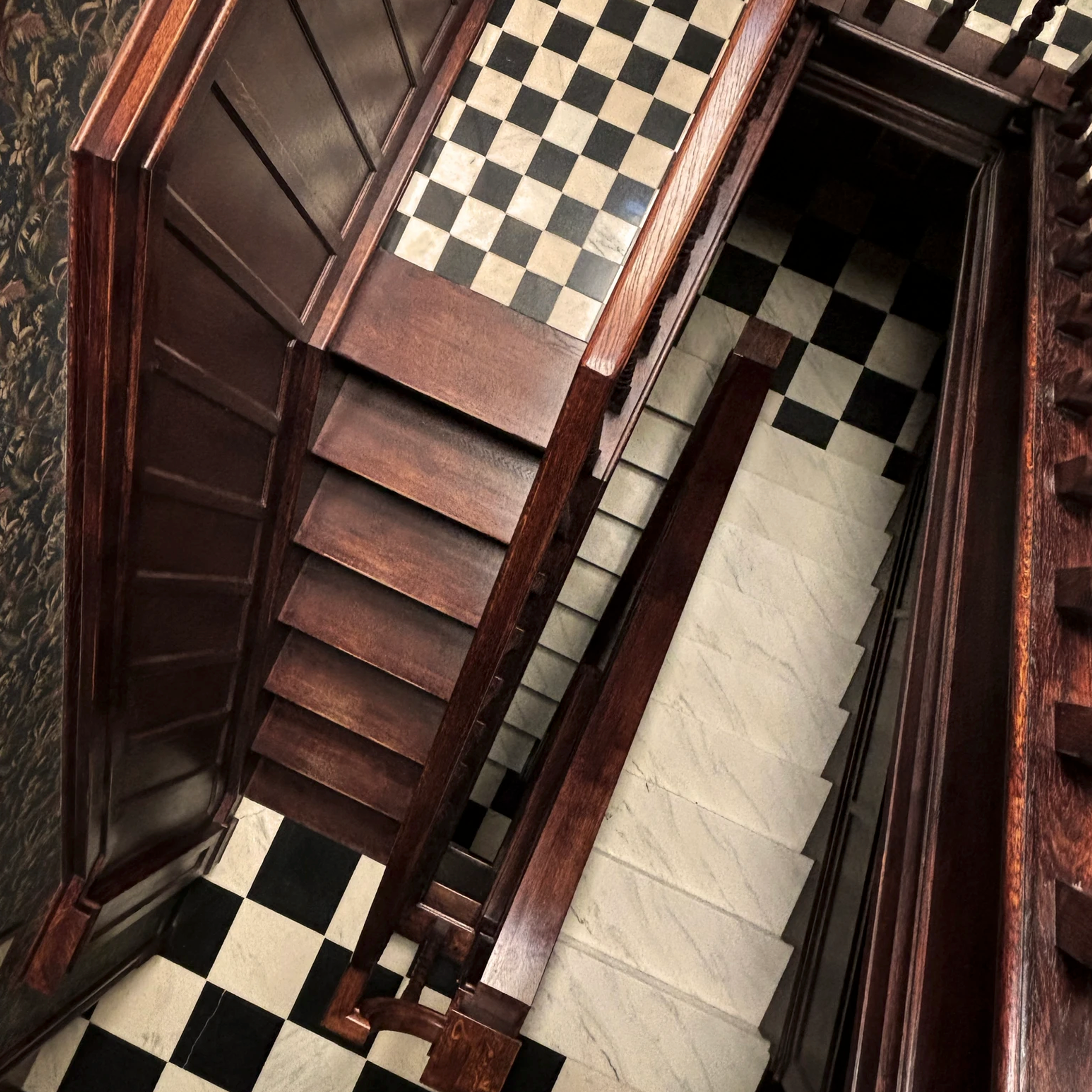 Fotogeniczne schody z drewna i marmuru – idealne do sesji w stylu retro, modowym i artystycznym.