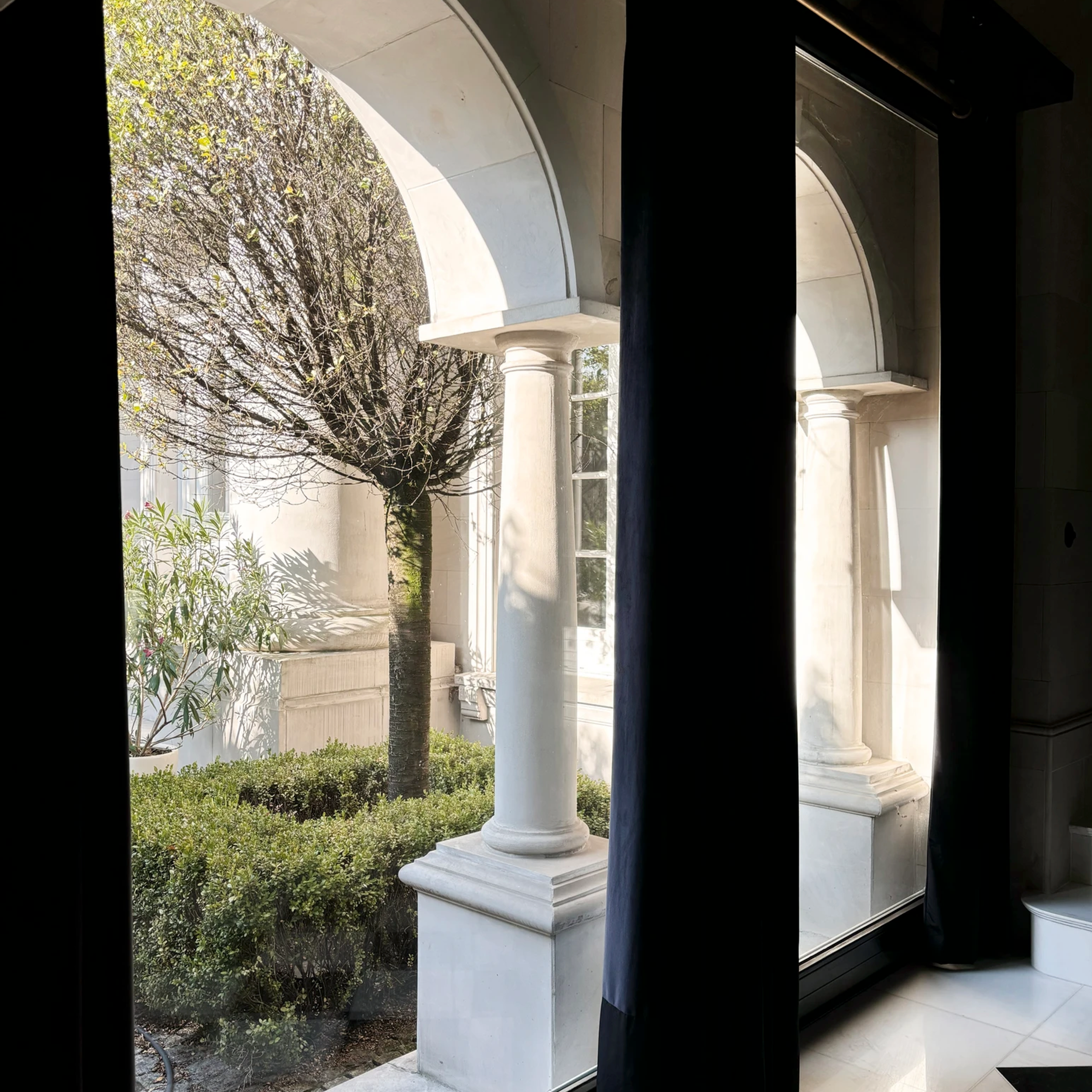 Elegancka przestrzeń z widokiem na ogród – luksusowe wnętrze idealne do profesjonalnej sesji zdjęciowej