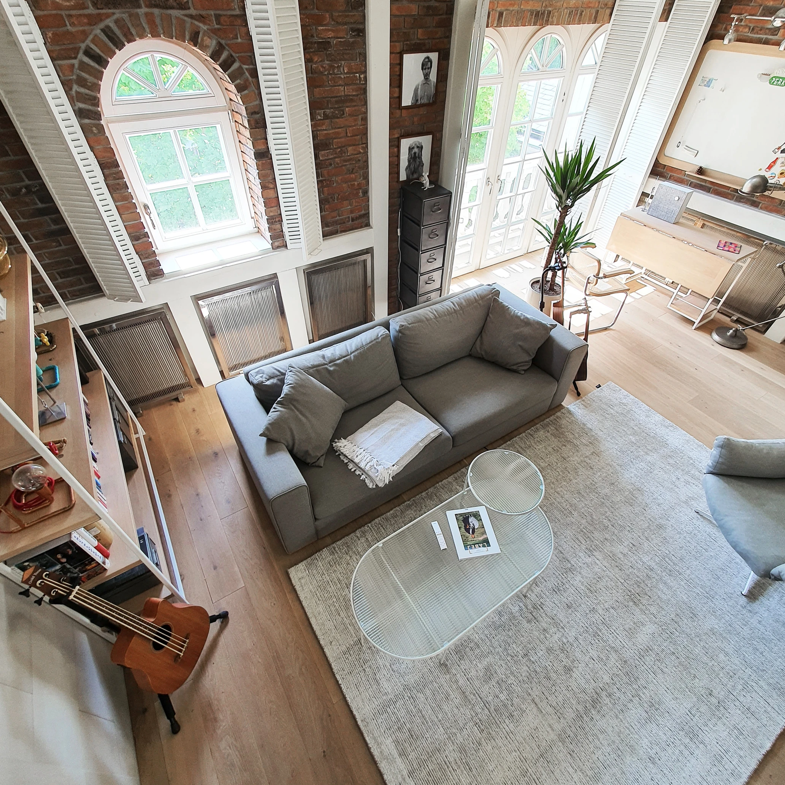 Przytulny loft z ceglanymi ścianami i dużymi oknami – idealna lokalizacja do sesji portretowych i biznesowych