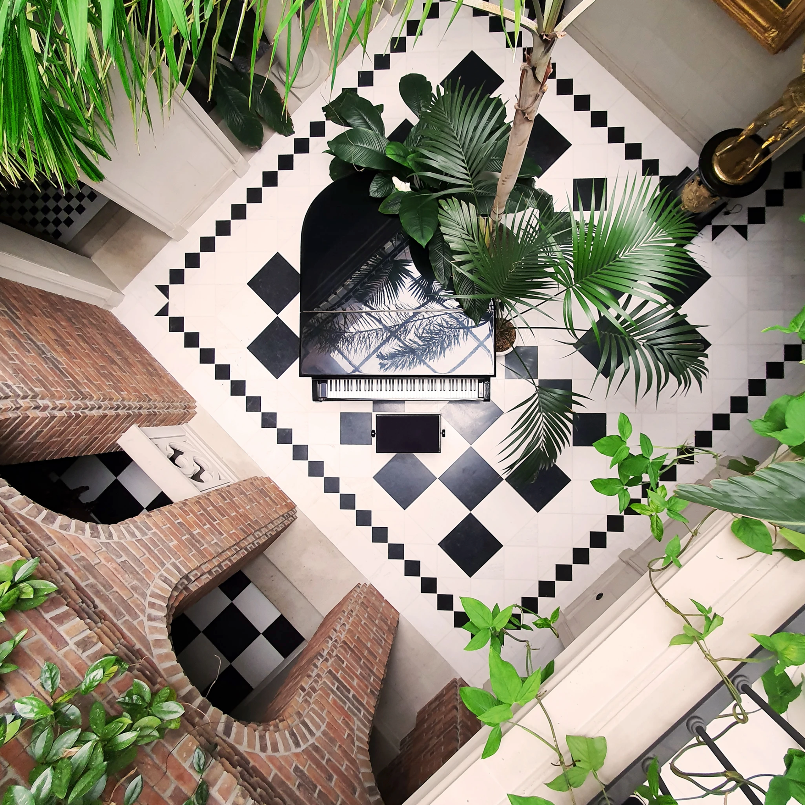 Perspektywa na czarny fortepian z góry – luksusowa sceneria do artystycznych zdjęć