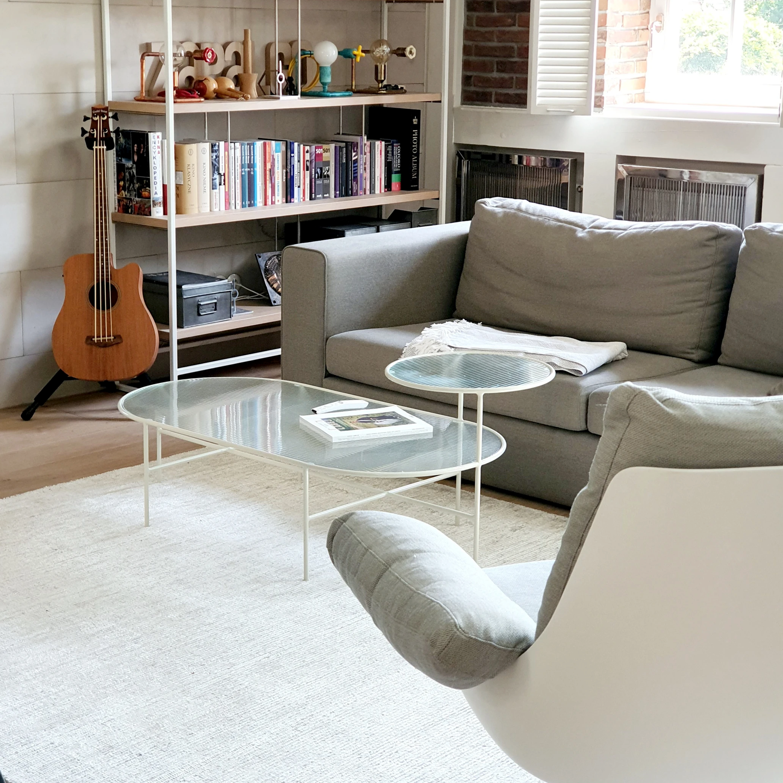 Elegancki kącik z designerskimi meblami i sztuką na ścianie – idealne miejsce na zdjęcia w stylu premium.