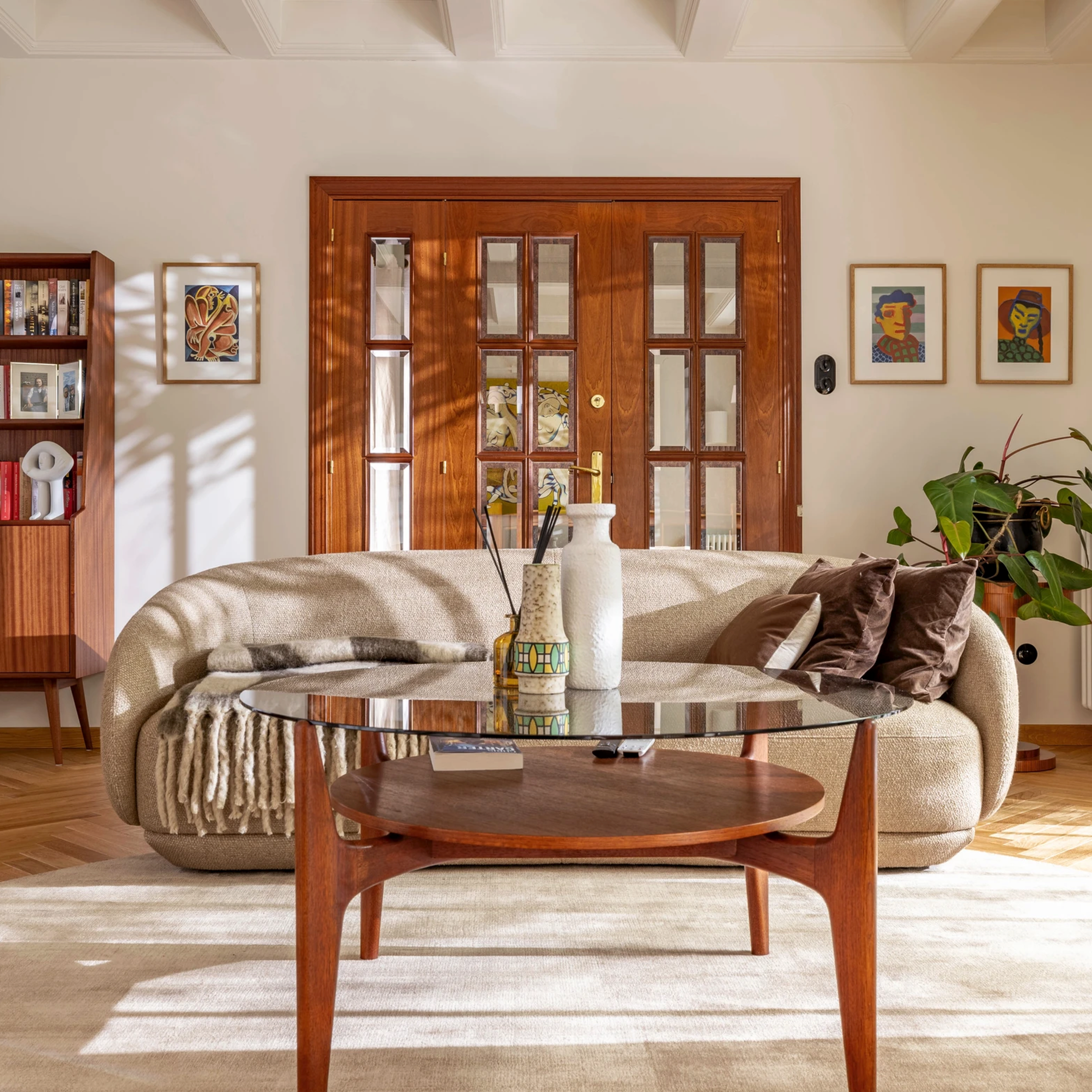 Luksusowy salon z dużymi oknami i stylowym oświetleniem – idealny do fotografii wizerunkowej.