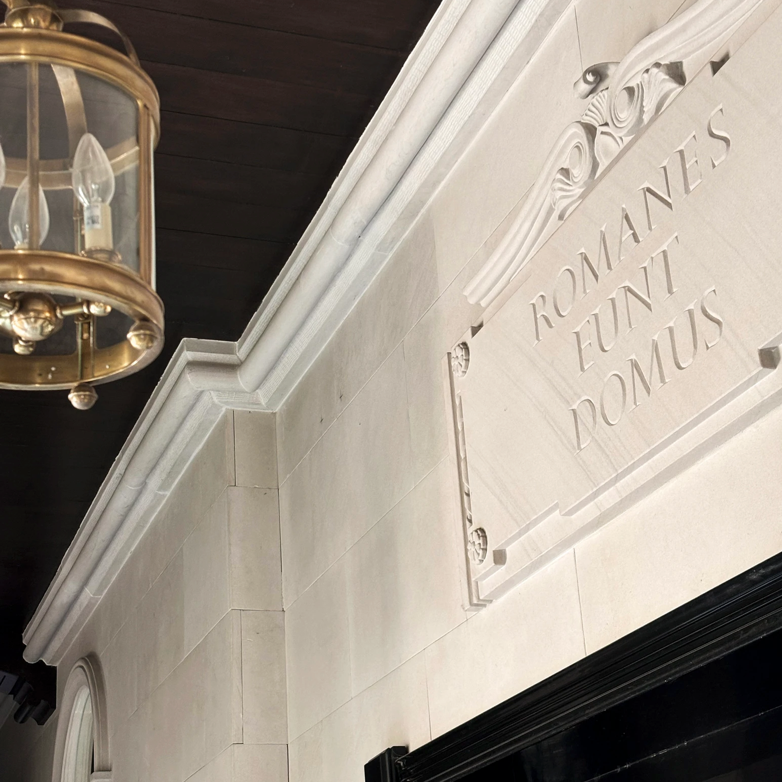 Zabytkowa architektura z detalami w klasycznym stylu – inspirujące miejsce na sesję fotograficzną