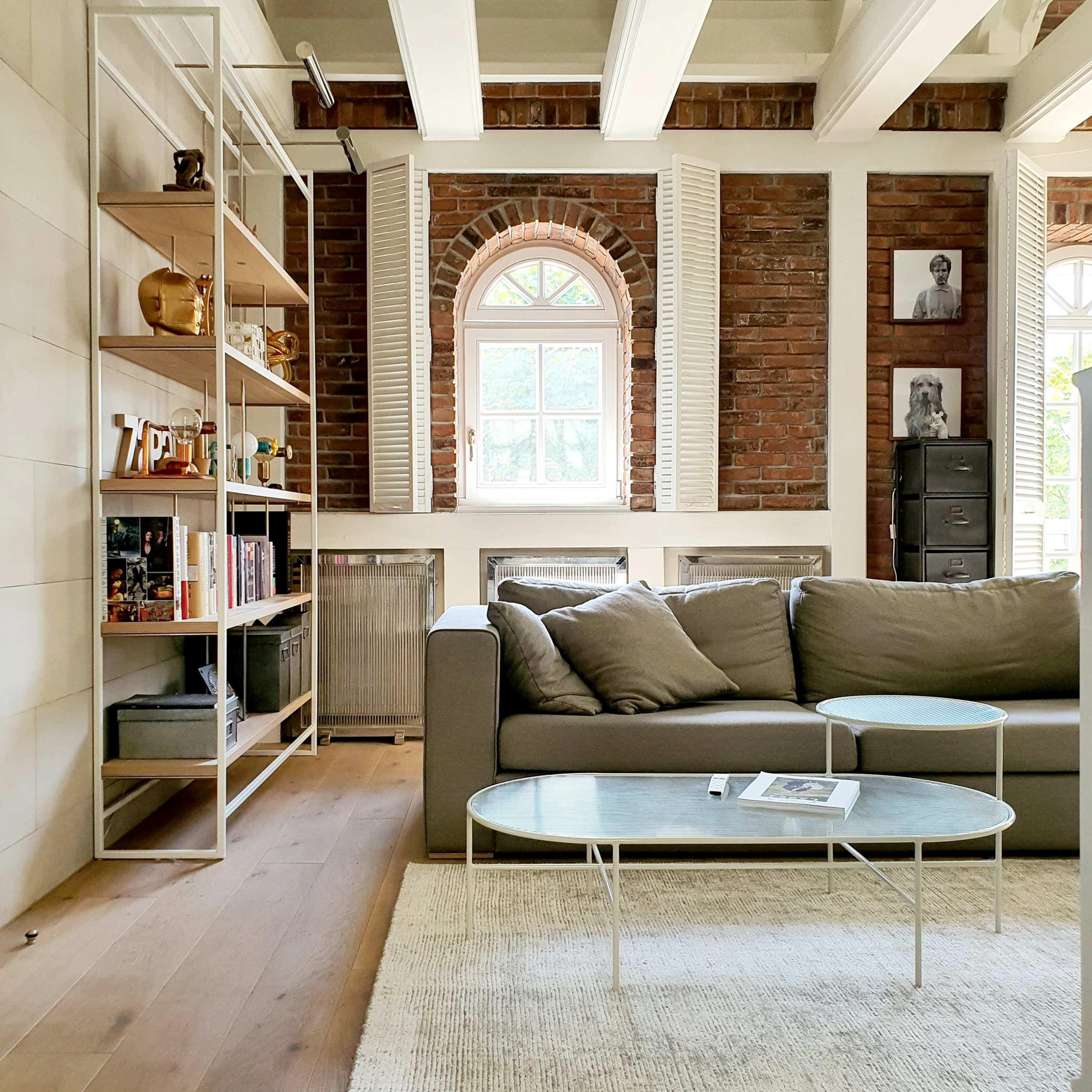 Jasne, przestronne wnętrze z ceglanymi ścianami – klimatyczna lokalizacja do sesji modowych i biznesowych.