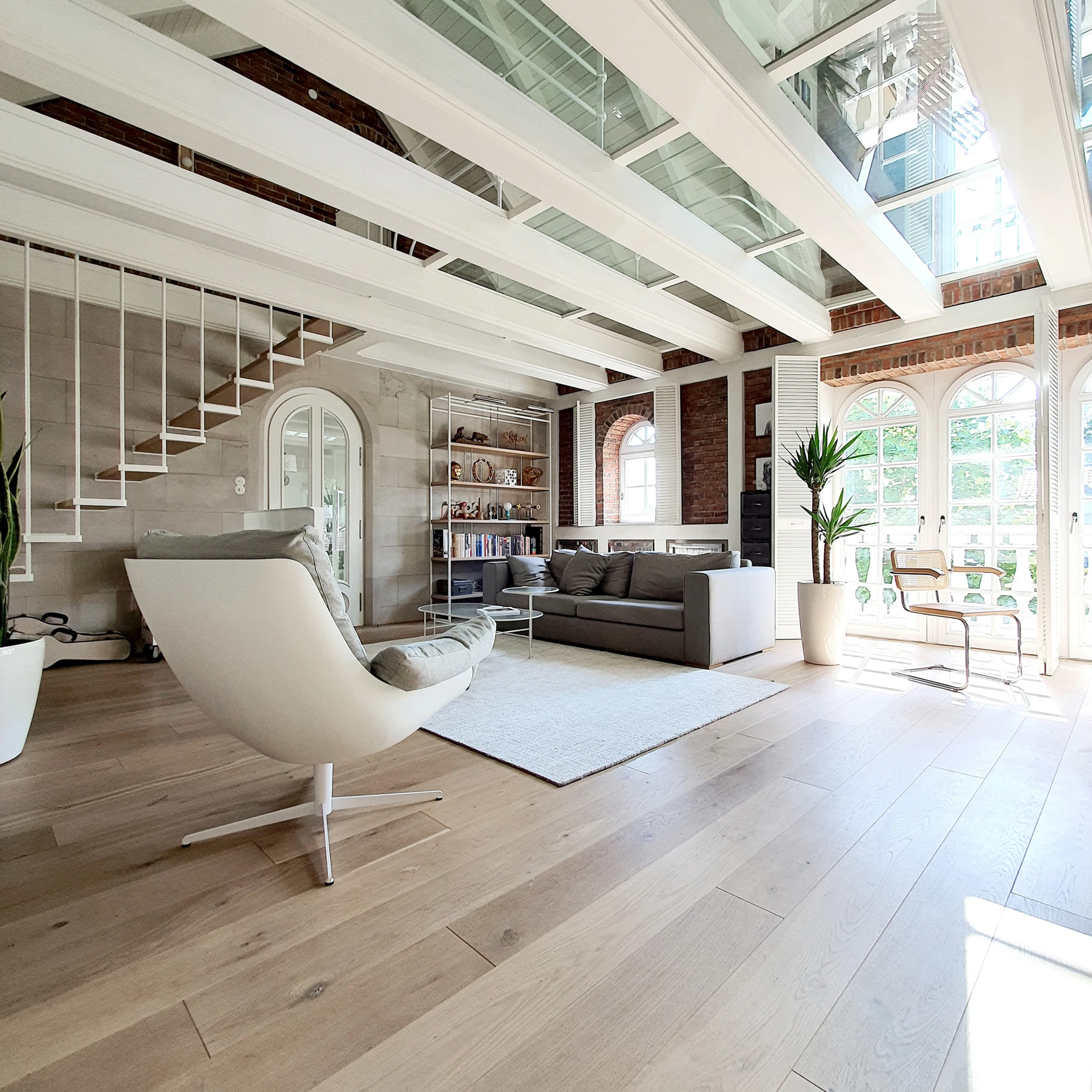 Stylowa przestrzeń z elementami industrialnymi i drewnianymi detalami – wyjątkowe miejsce na sesje zdjęciowe.