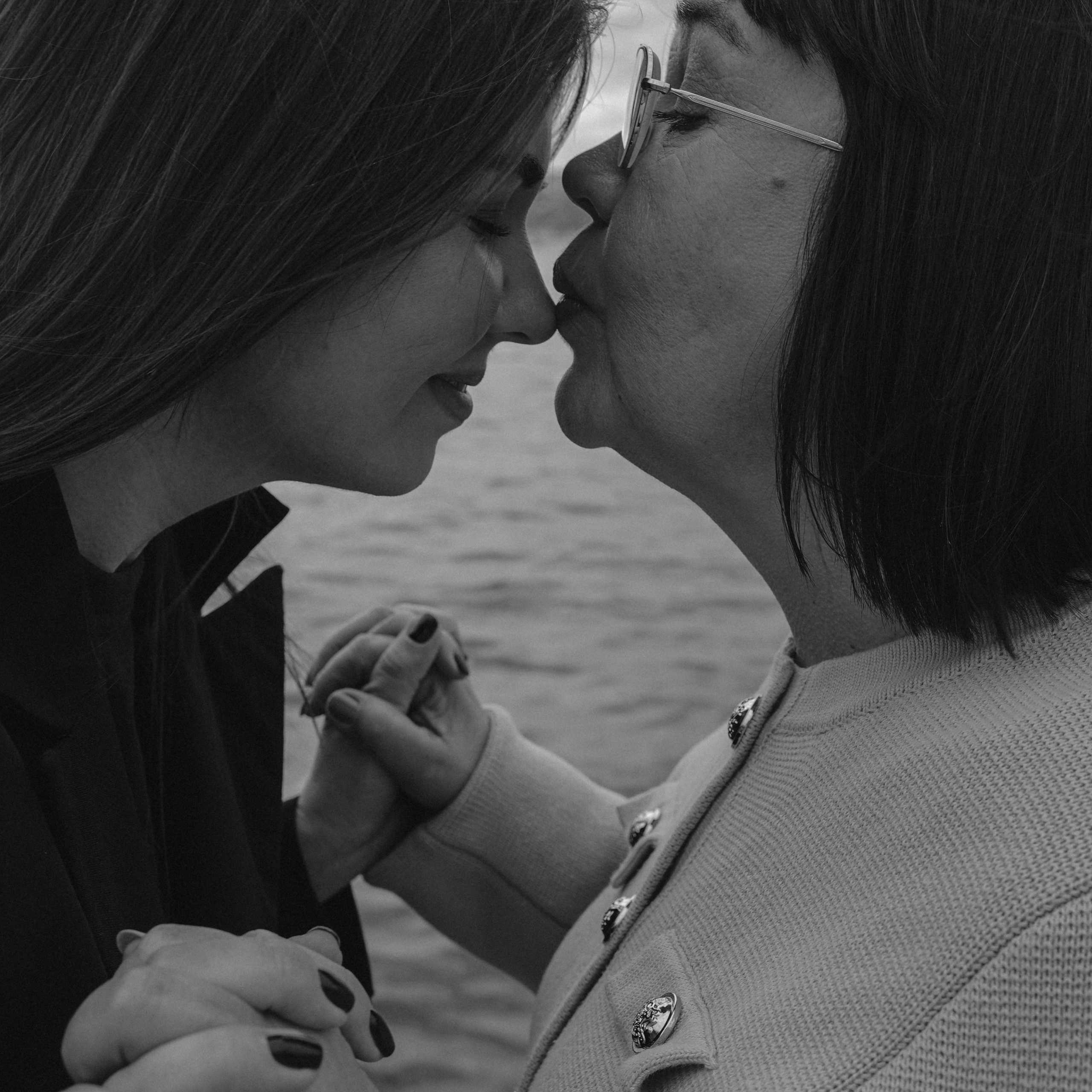 Мама с дочкой, прогулка в Арнавуткой