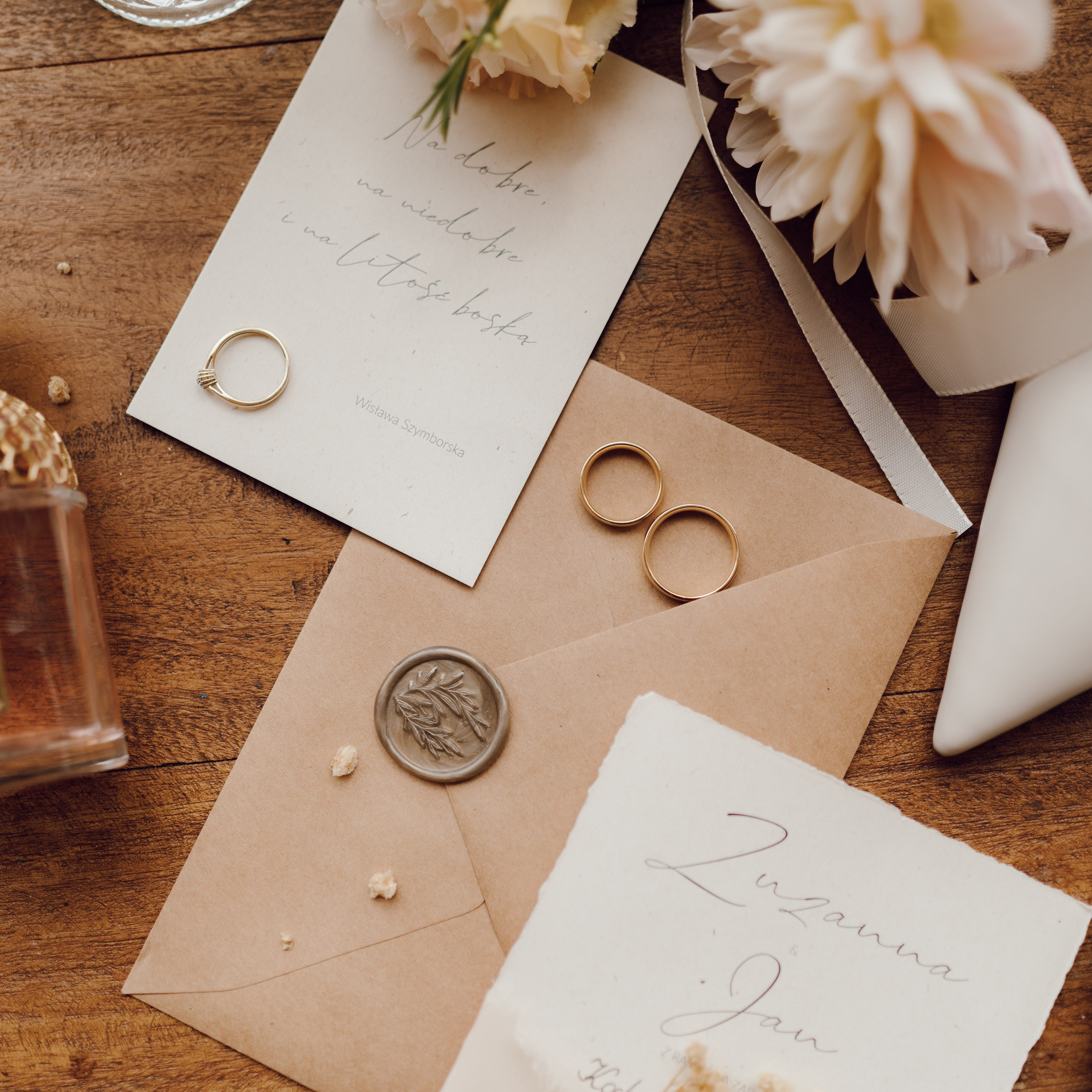 Papeteria ślubna i detale – zaproszenia, perfumy i filiżanki, przygotowania do ślubu w stylu slow wedding.