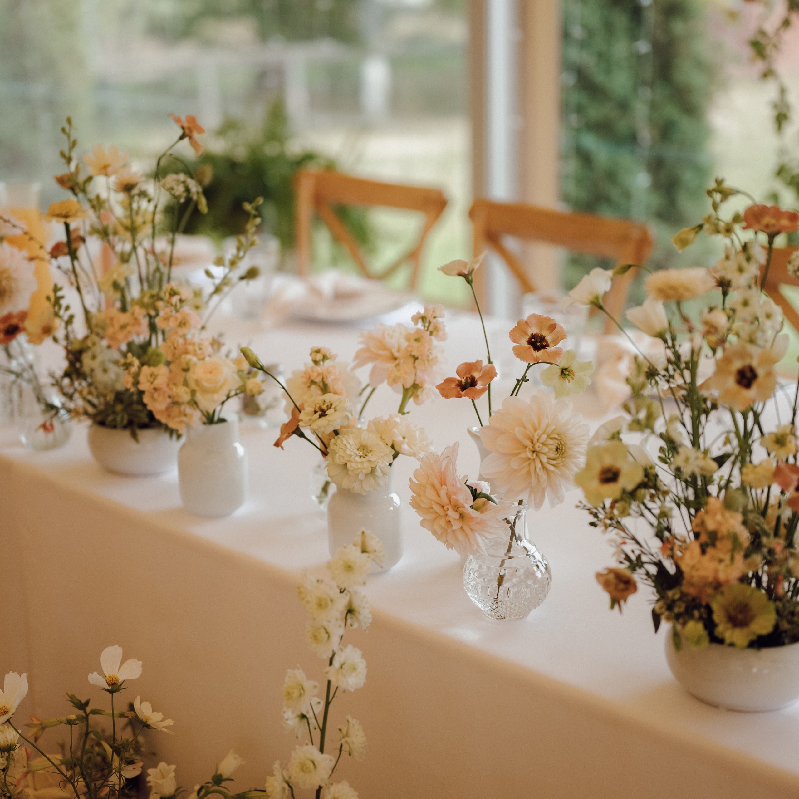 Zbliżenie na kwiatowe dekoracje sali weselnej – elegancki styl ślubu w plenerze, fotografia ślubna.