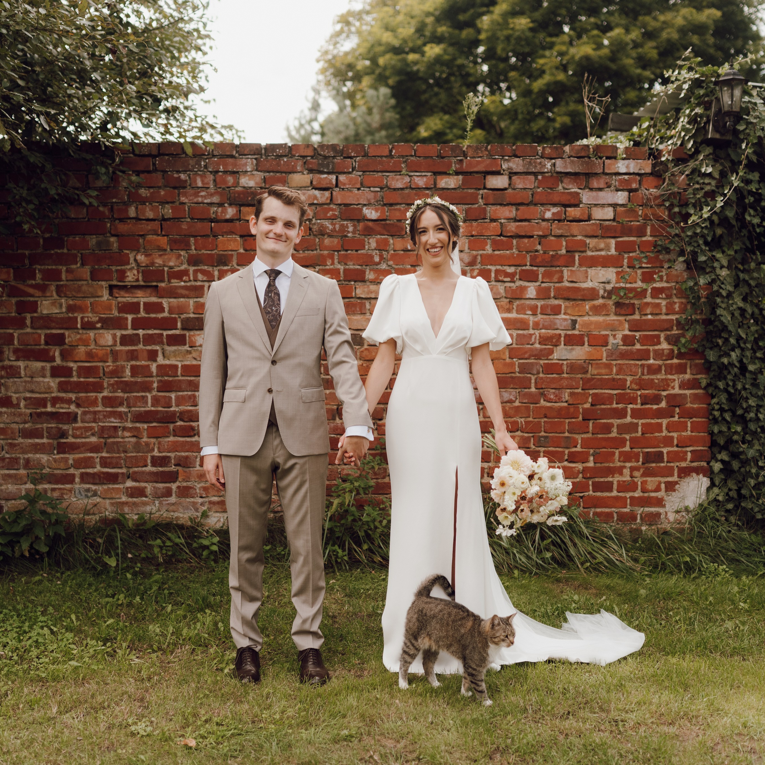 Para młoda przed starą ceglaną ścianą – elegancka sesja ślubna w stylu vintage, Wielkopolska.