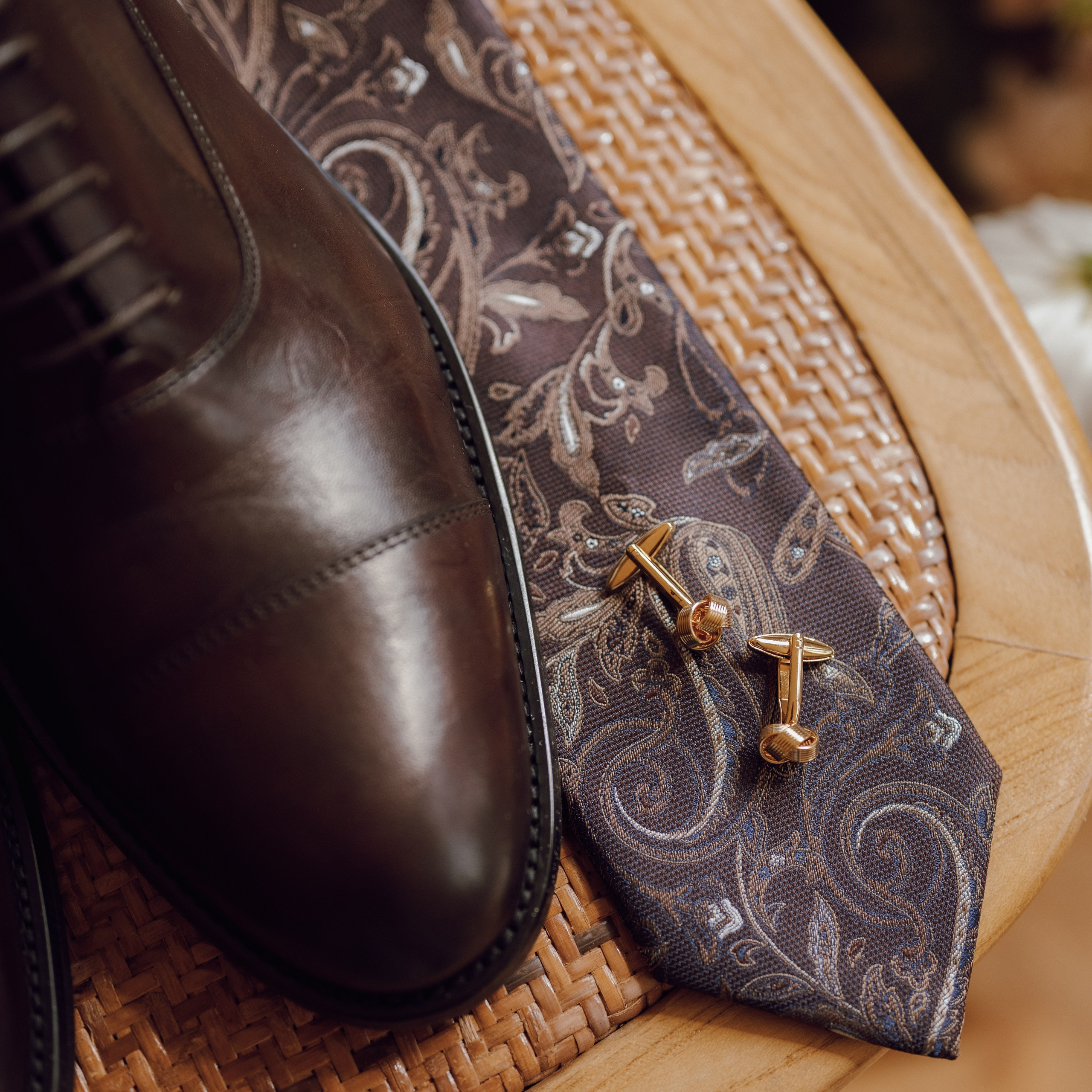 Eleganckie buty pana młodego – detale ślubne w stylu klasycznym, fotografia ślubna Poznań.