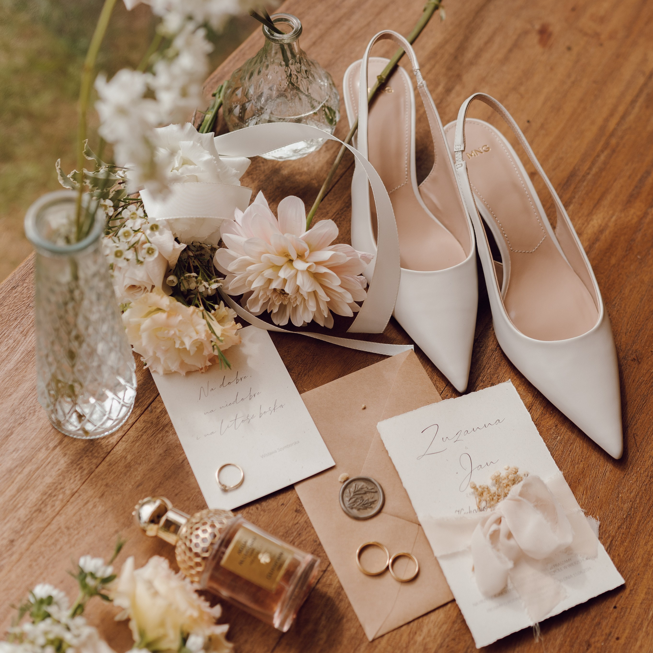 Buty panny młodej, papeteria i dekoracje – naturalna sesja detali ślubnych, fotograf na wesele.
