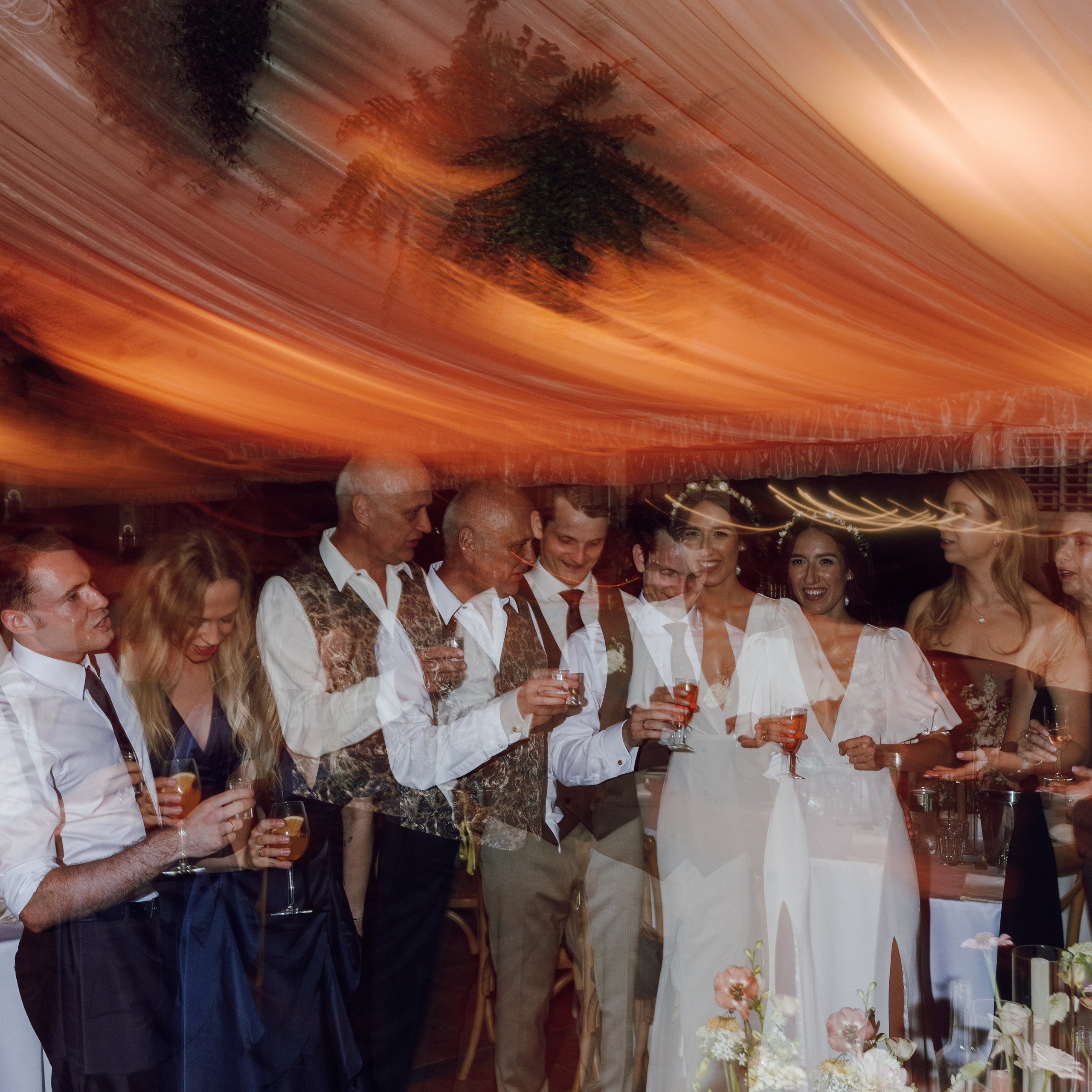 Toast weselny wśród gości – emocje i uśmiechy podczas wesela, fotografia ślubna Poznań.