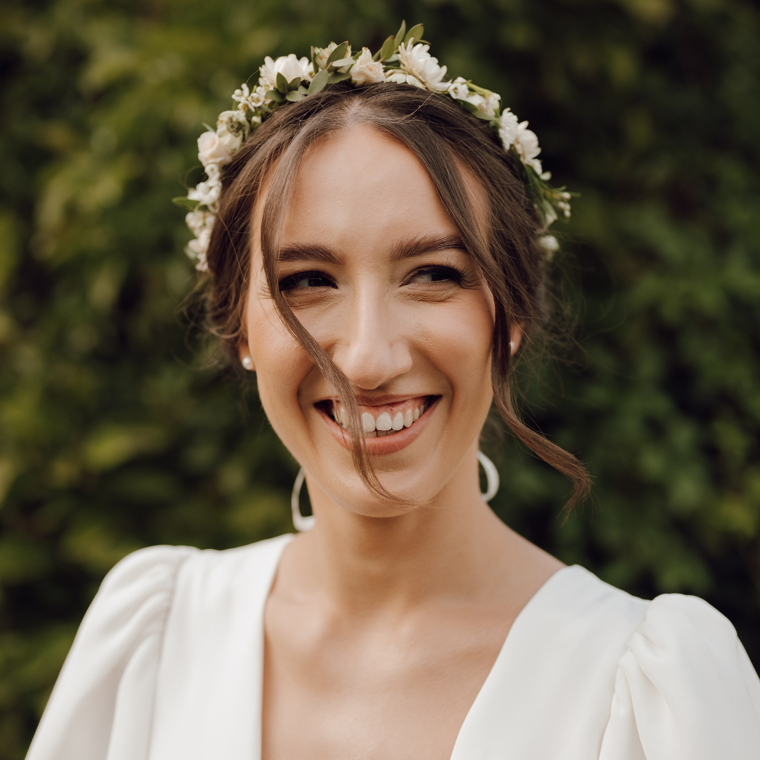 Panna młoda od tyłu w sukni z koronkowym tyłem – stylowa fotografia ślubna, Poznań.