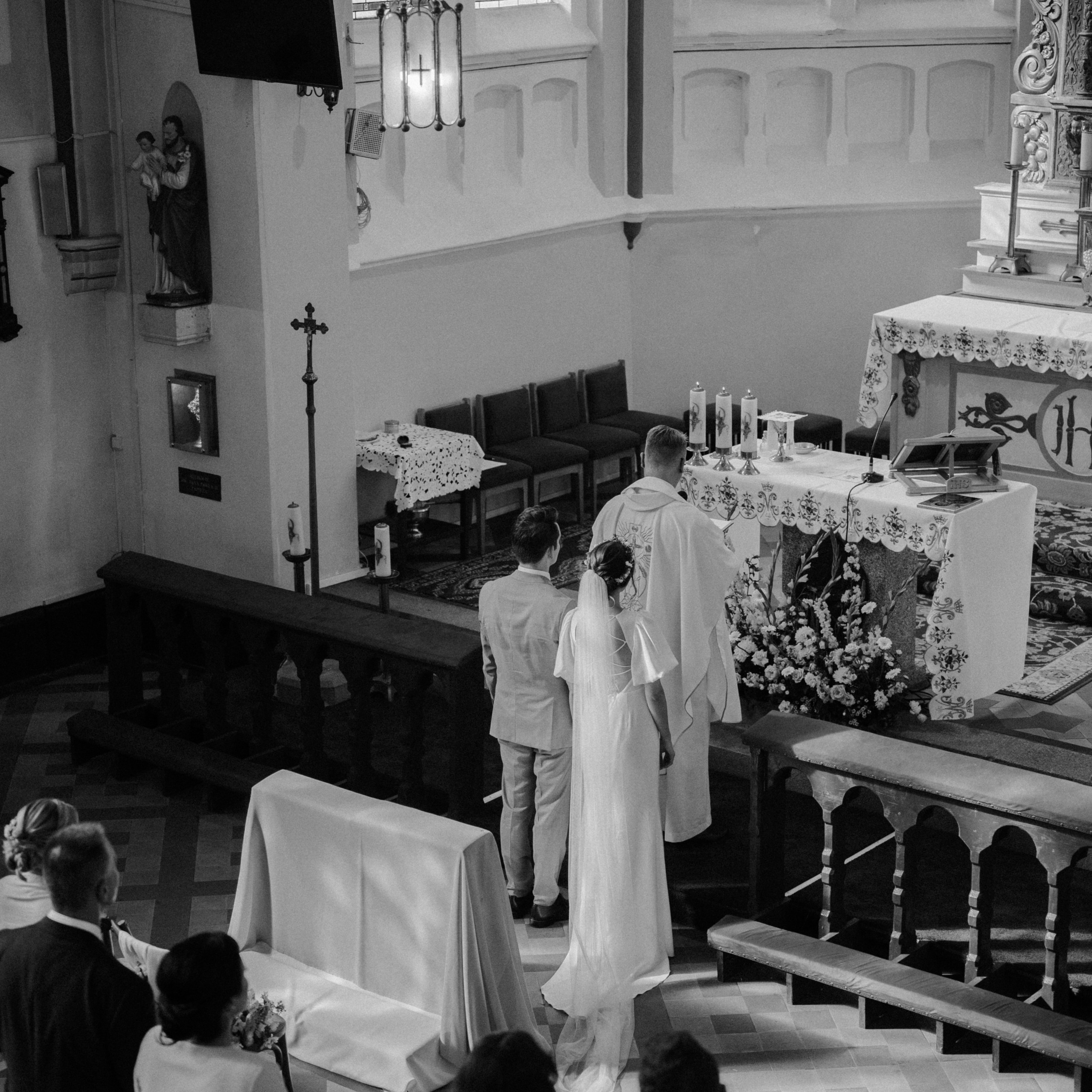 Ceremonia ślubna w kościele – klasyczne ujęcie w czerni i bieli, fotograf ślubny Poznań.