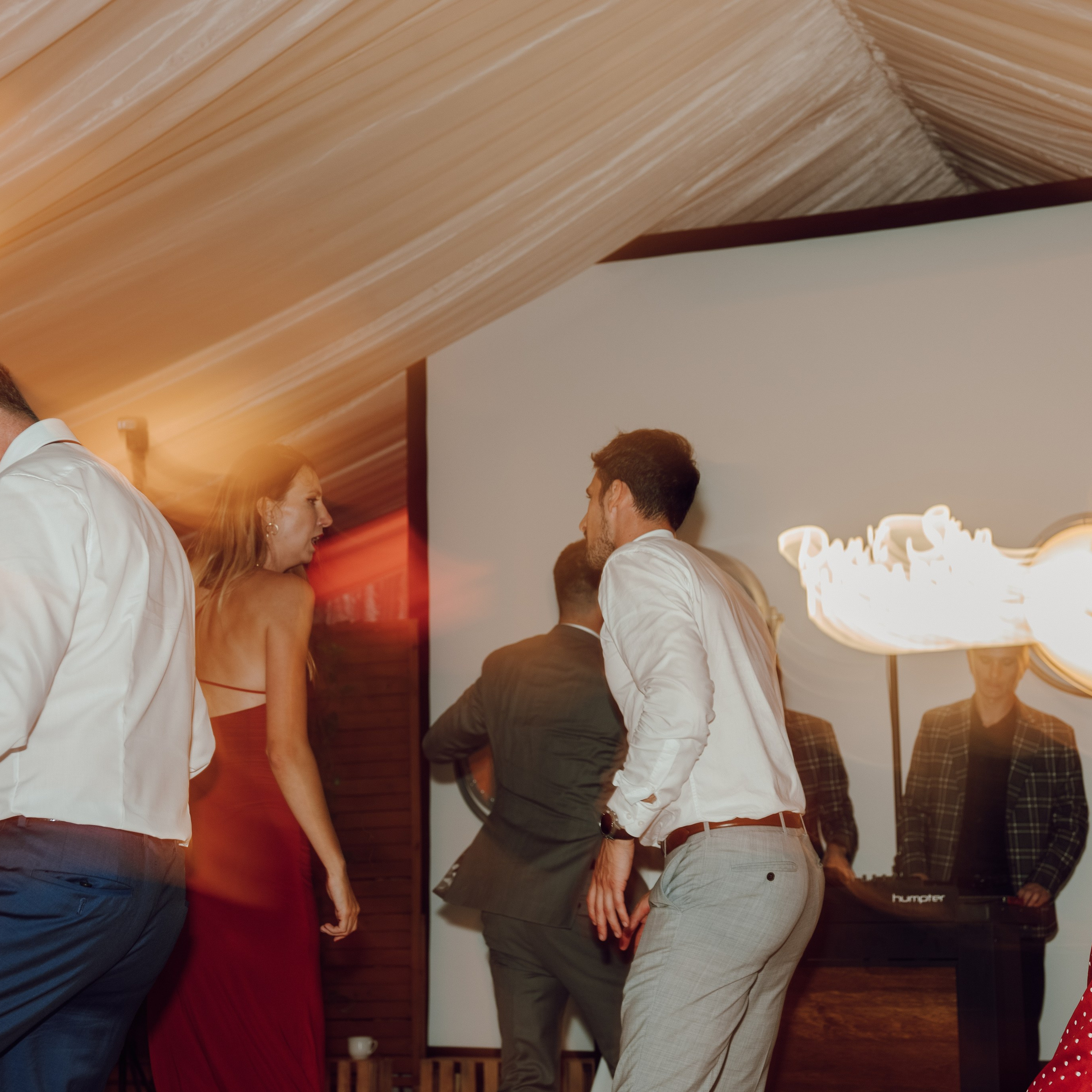 Goście tańczący pod namiotem – radosna atmosfera na przyjęciu ślubnym, fotograf ślubny Wielkopolska.