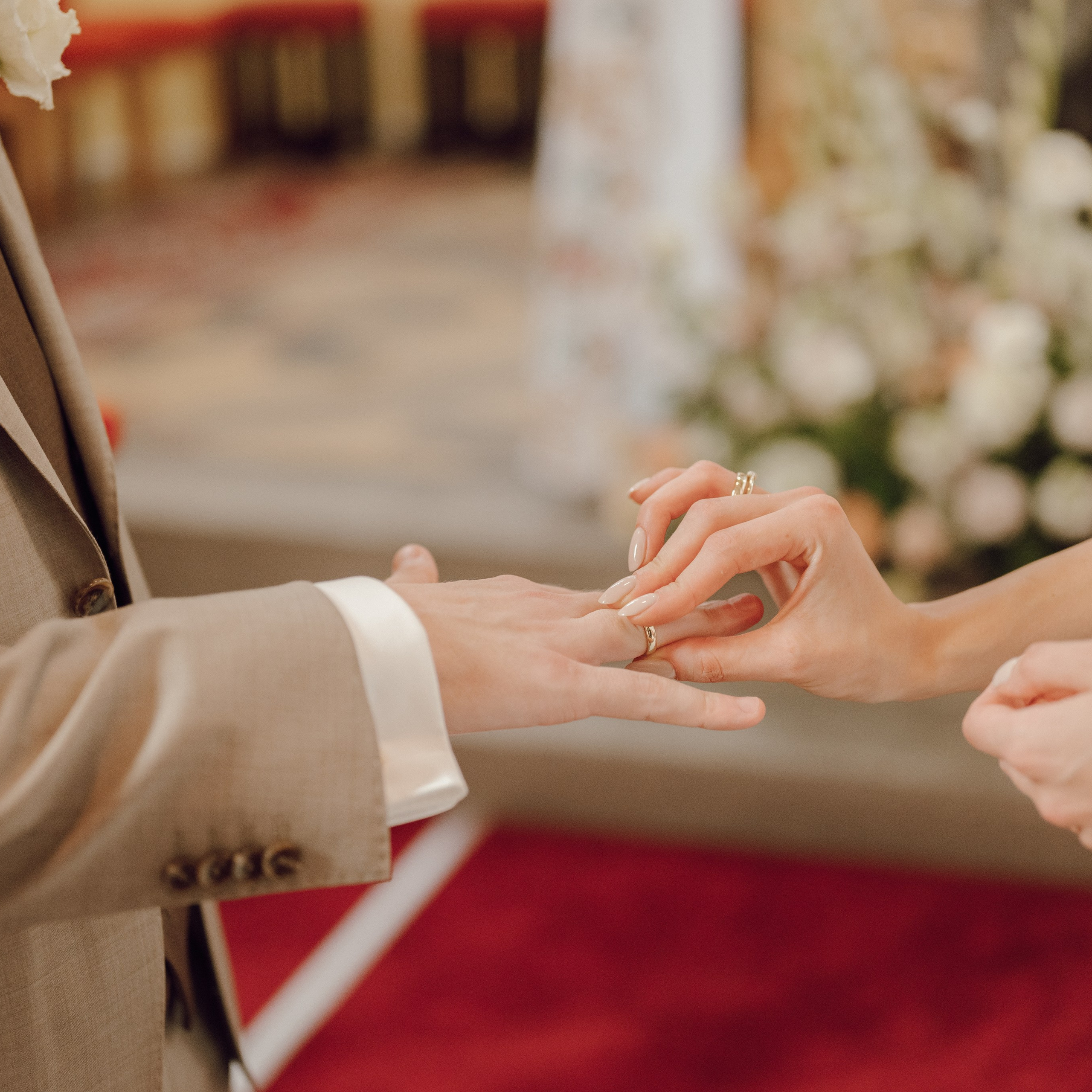 Zbliżenie na wymianę obrączek – emocjonalny moment przysięgi małżeńskiej.