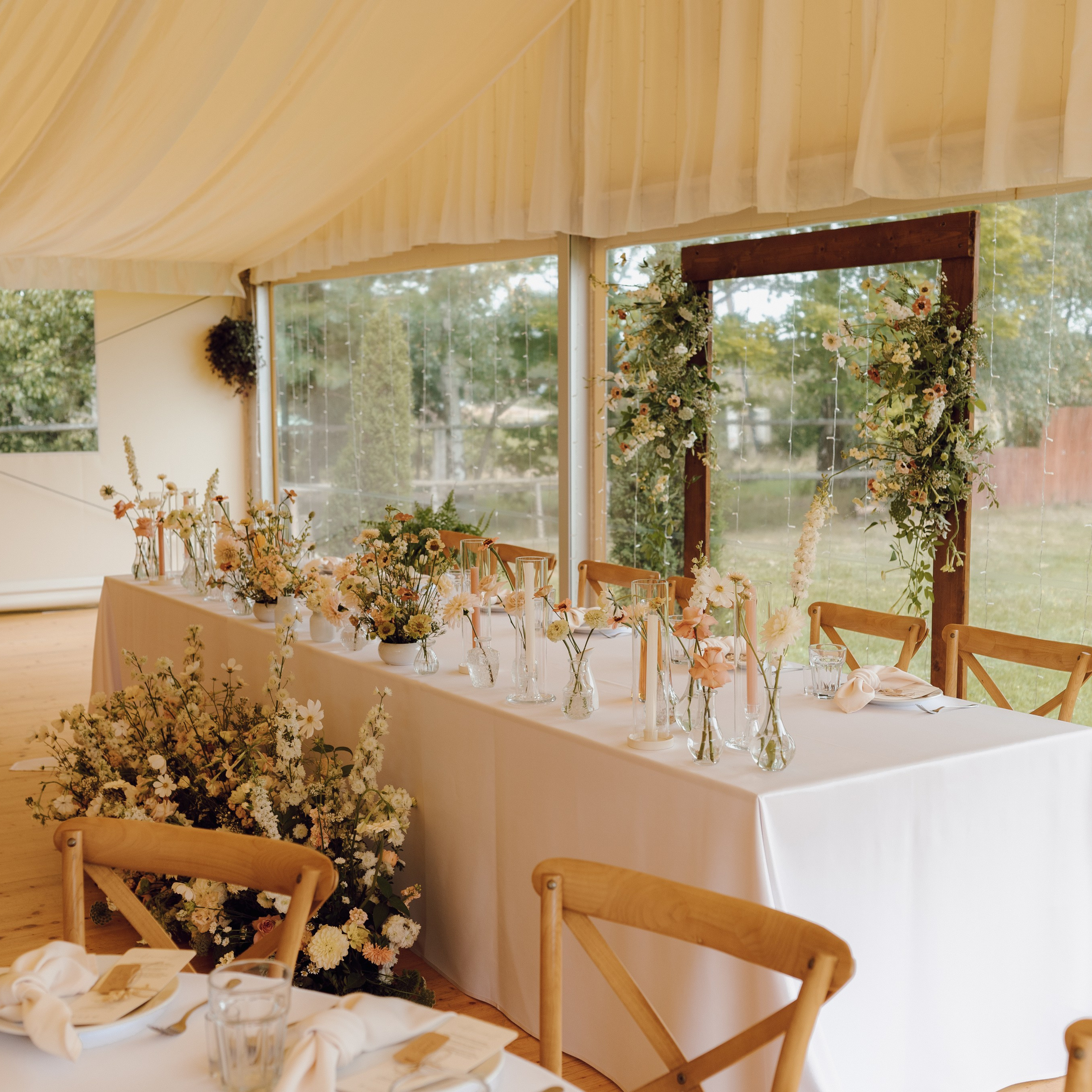 Sala weselna z widokiem na naturę – rustykalna aranżacja wnętrza, wesele w Wielkopolsce.