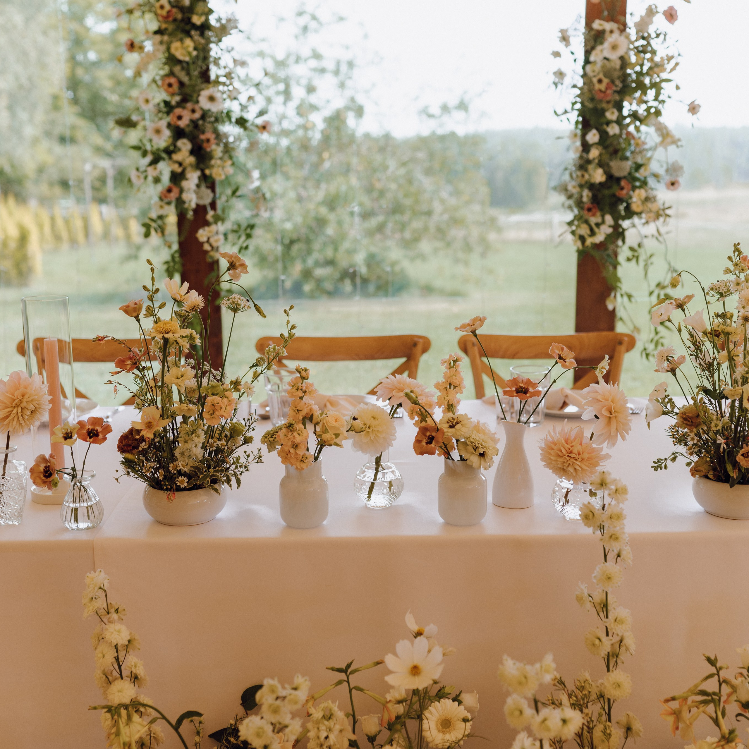 Dekoracje stołu weselnego z kwiatami w stylu boho – inspiracje ślubne, fotograf ślubny Poznań.
