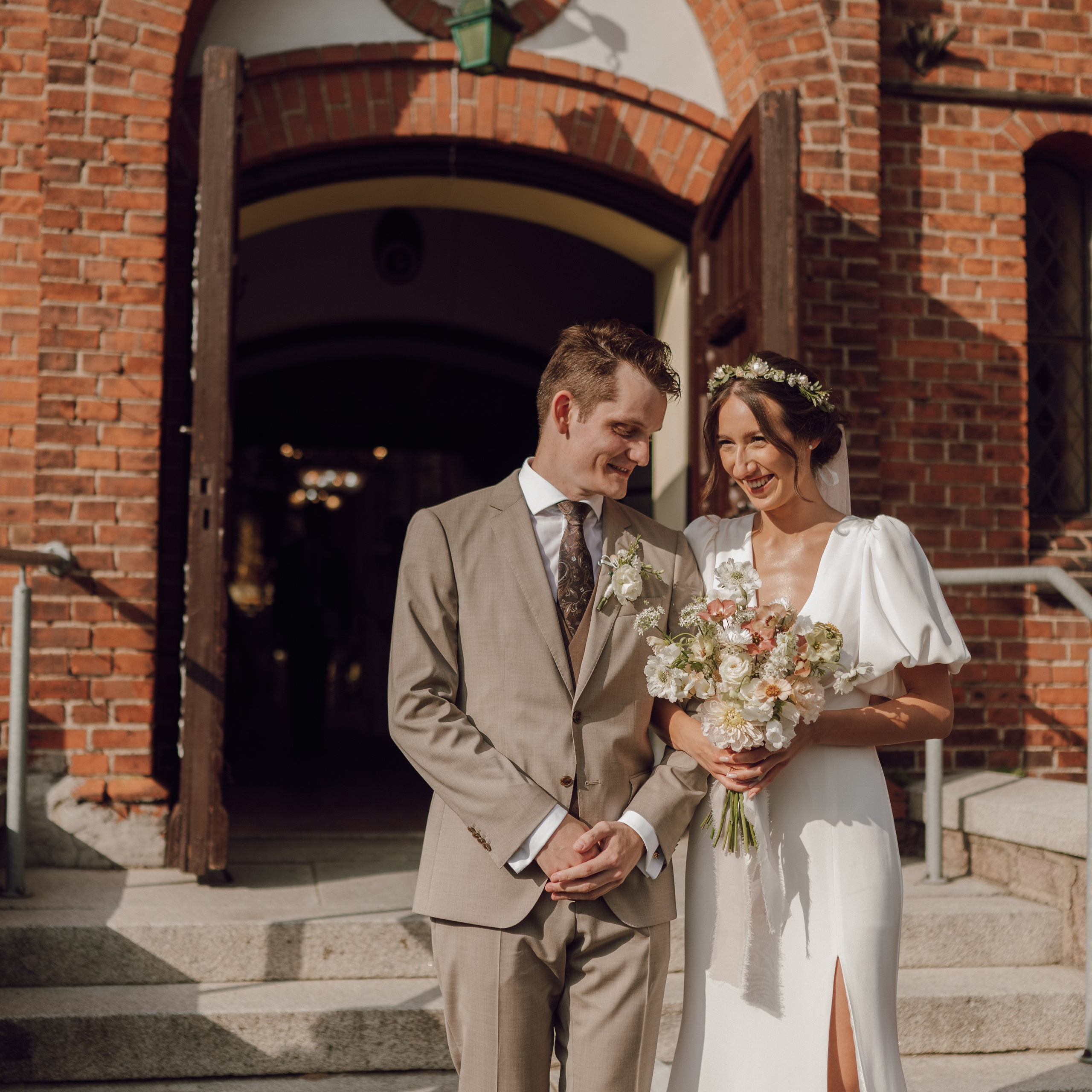 Powitanie przed kościołem – fotografia ślubna pełna emocji i miłości.