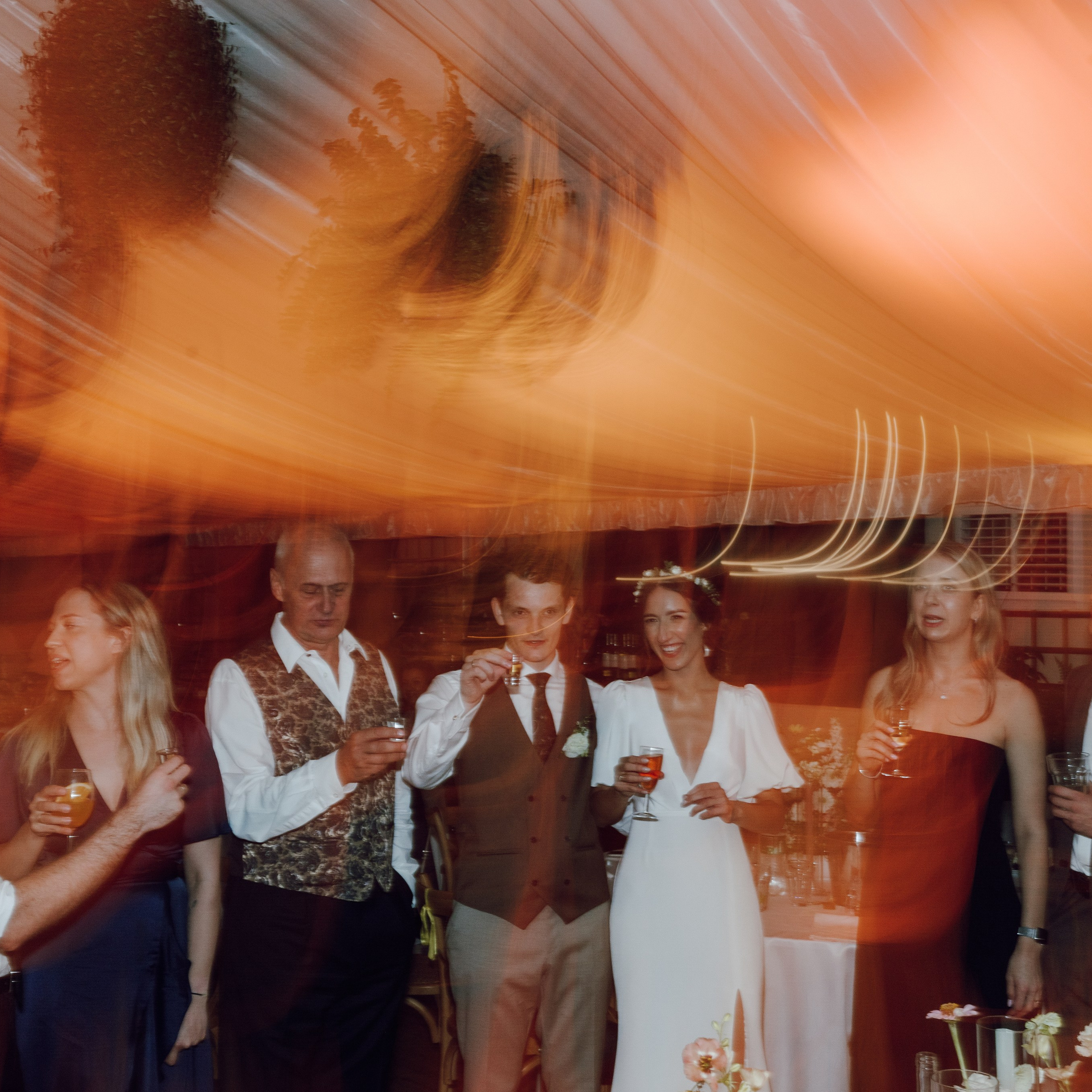 Zabawa weselna z dynamicznym oświetleniem – reportaż ślubny z parkietu, wesele Poznań.